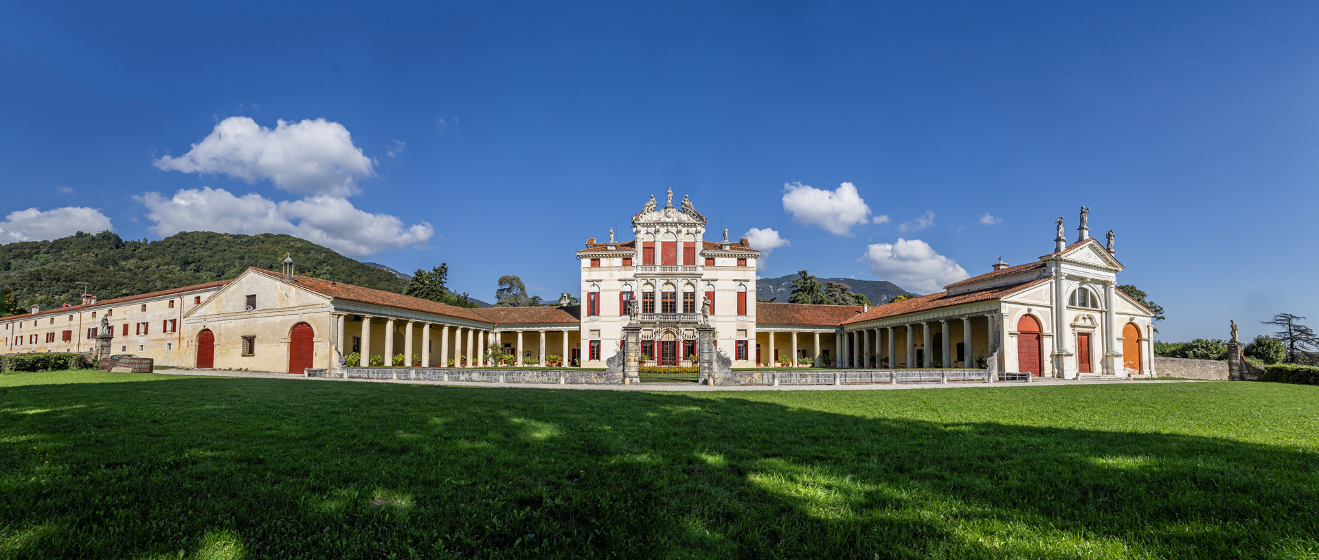 Villa Angarano with service buildings by Andrea Palladio to the left and right of the main residence