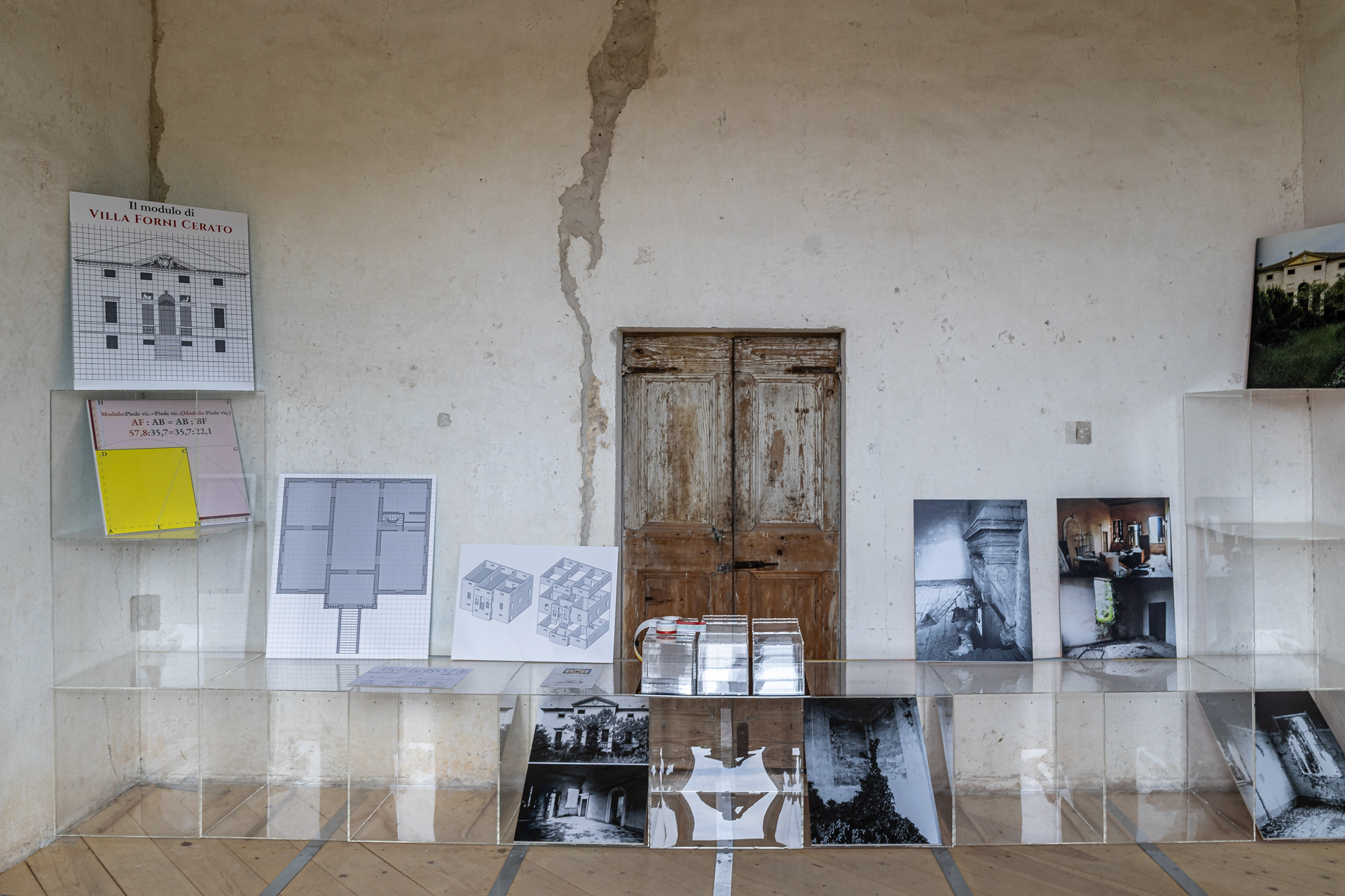 The villa's design matches a grid of 57,76 x 57,76 cm modules. The module size was calculated by multiplying a Venetian foot (35,7 cm) by the golden ration (1,618).   