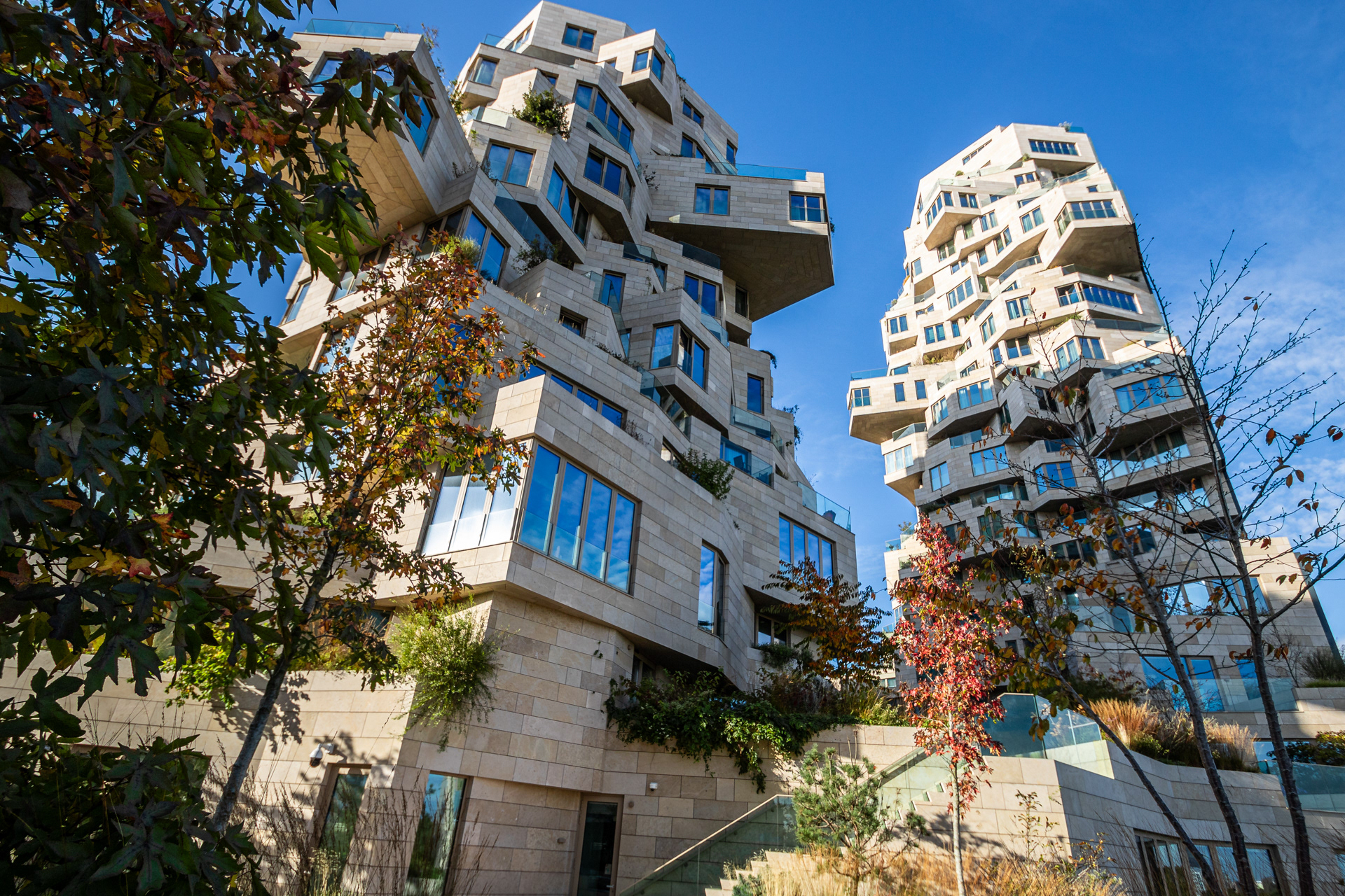 Architect Winy Maas werkte voor het beplantingsschema van Valley (MDRDV, 2022) samen met landschapsarchitect Piet Oudolf. Voor iedere locatie werden de meest geschikte planten geselecteerd, rekening houdend met wind, zonlicht, temperatuur en onderhoud. Op het complexe gebouw zijn 271 jonge bomen en struiken verwerkt, en 13.500 kleinere planten. In totaal biedt Valley ruimte aan 220 verschillende soorten groen.