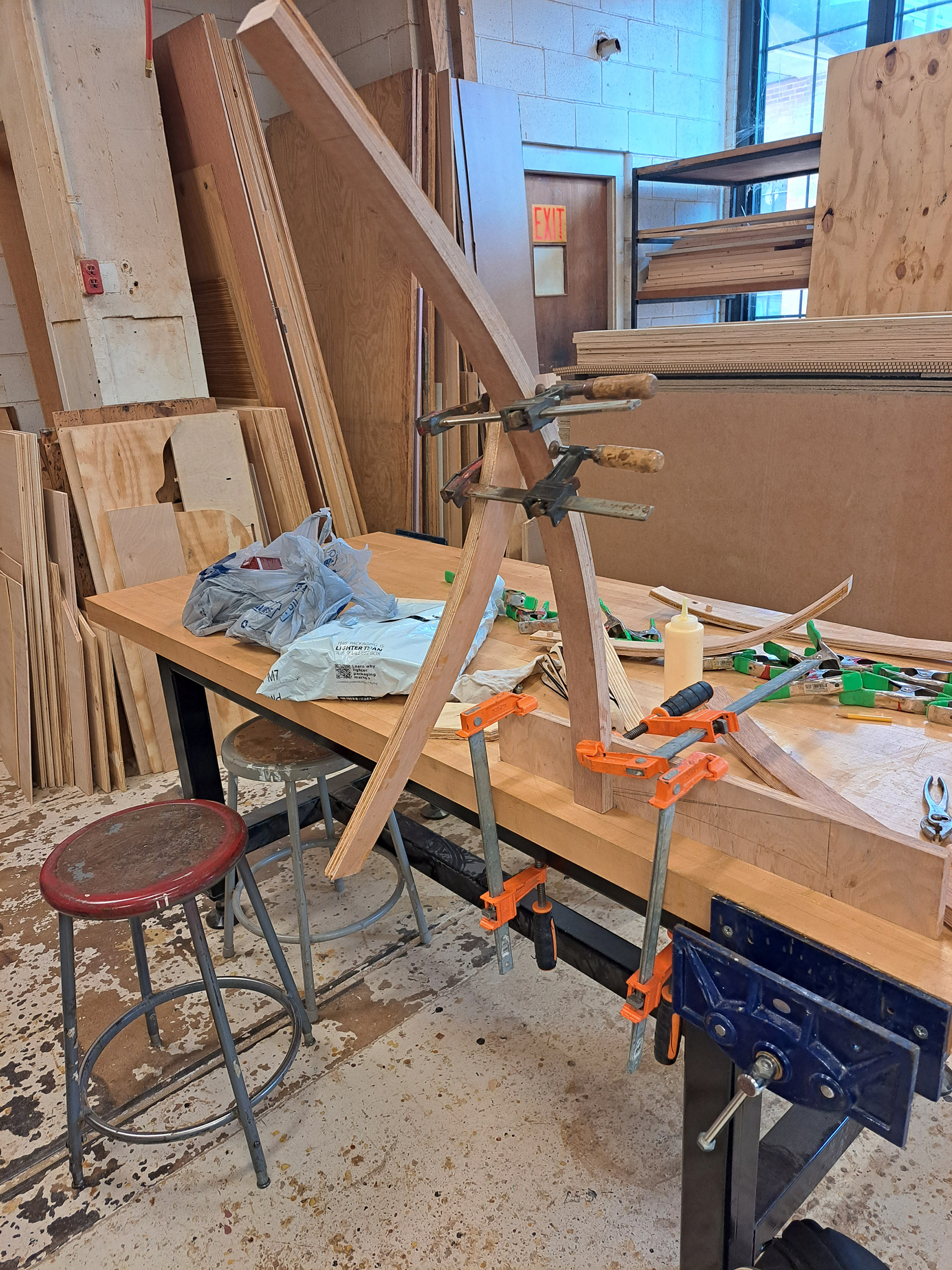 After finding the correct tripod angles, the wooden pegs were inserted and the legs where glued together.