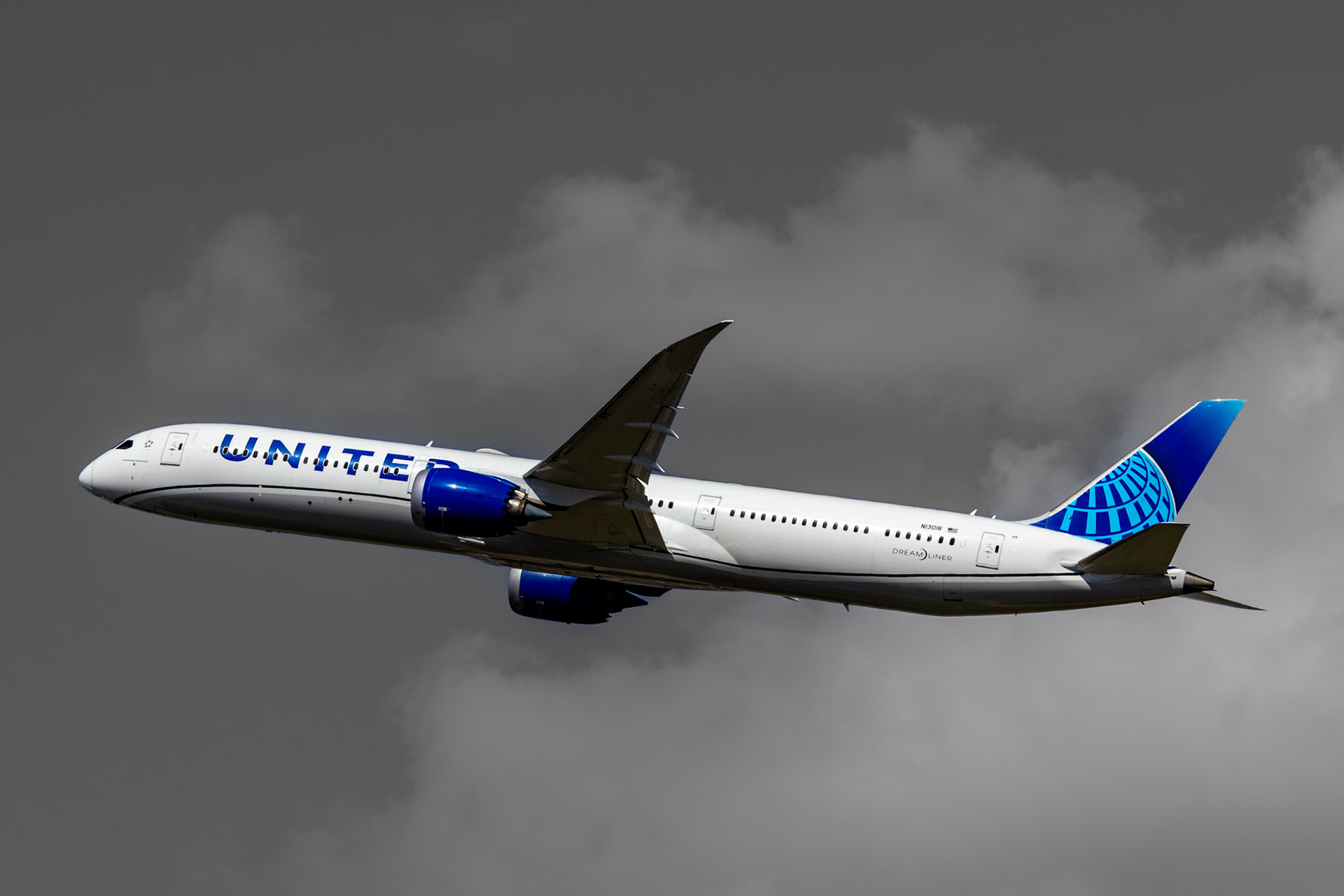 A United B78X Dreamliner heads for Tokyo Haneda.