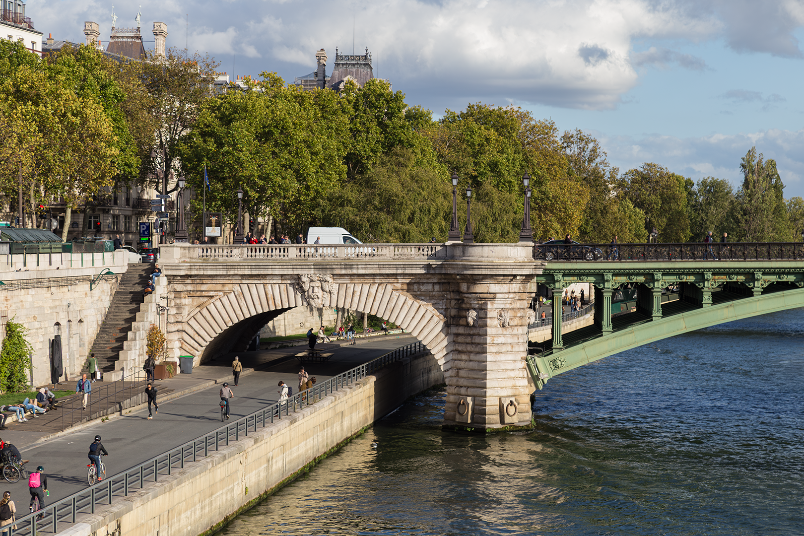 Río y puente