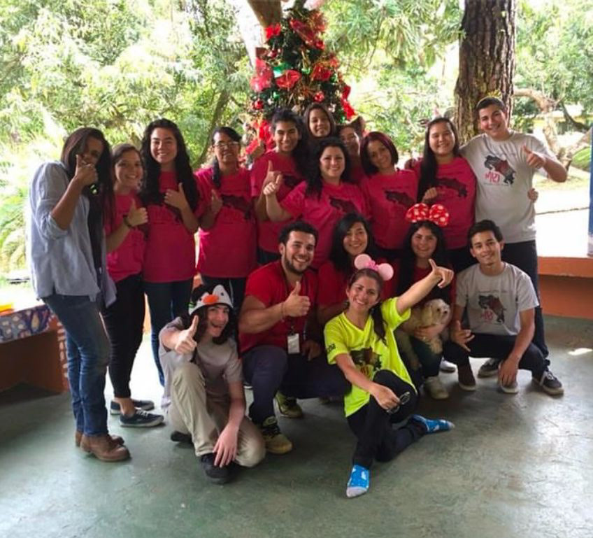Voluntarios Los Bueyes CR colaborando con Hogar de Vida
