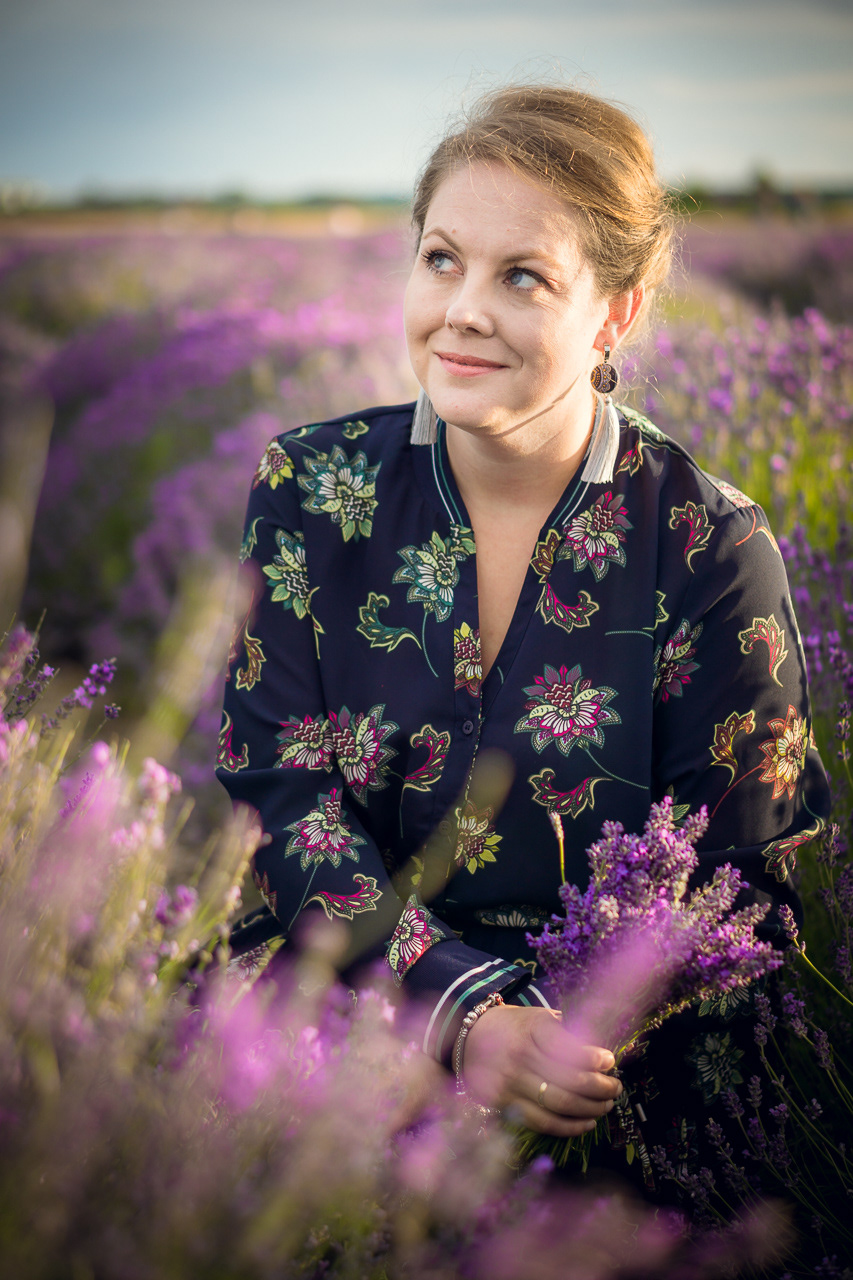 Sesja portretowa w polu lawendy