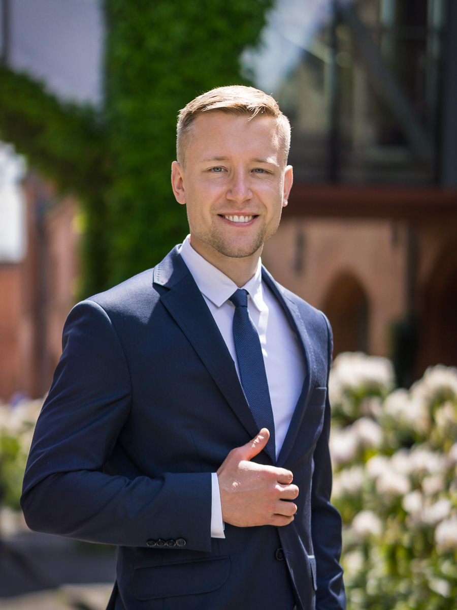 Portret biznesowy w plenerze