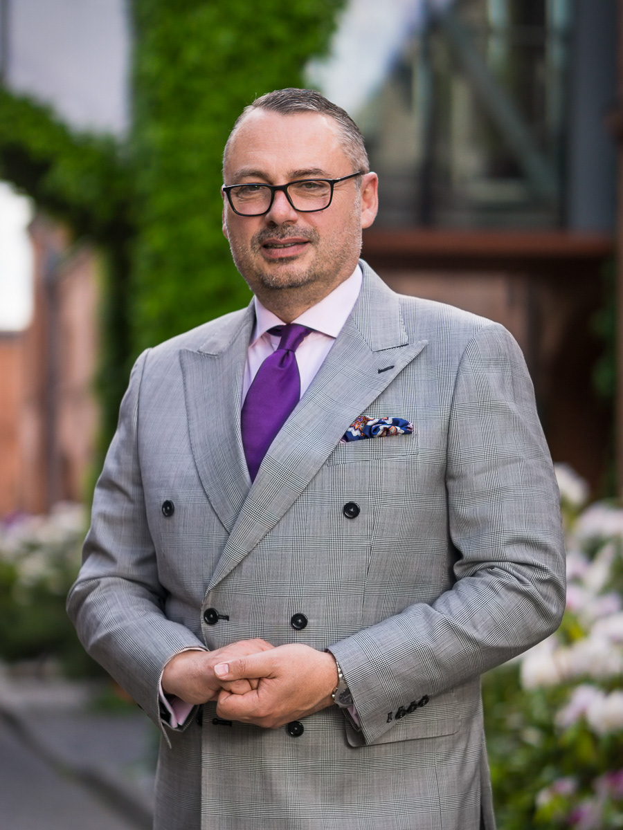 Portret biznesowy w plenerze