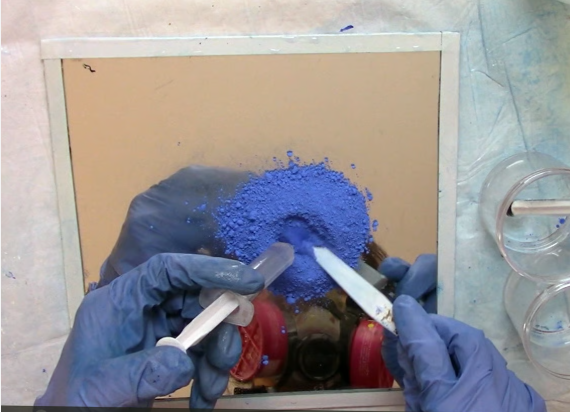 Visionnez des vidéos pour voir le processus de fabrication unique de chaque couleur à partir de pigments secs.