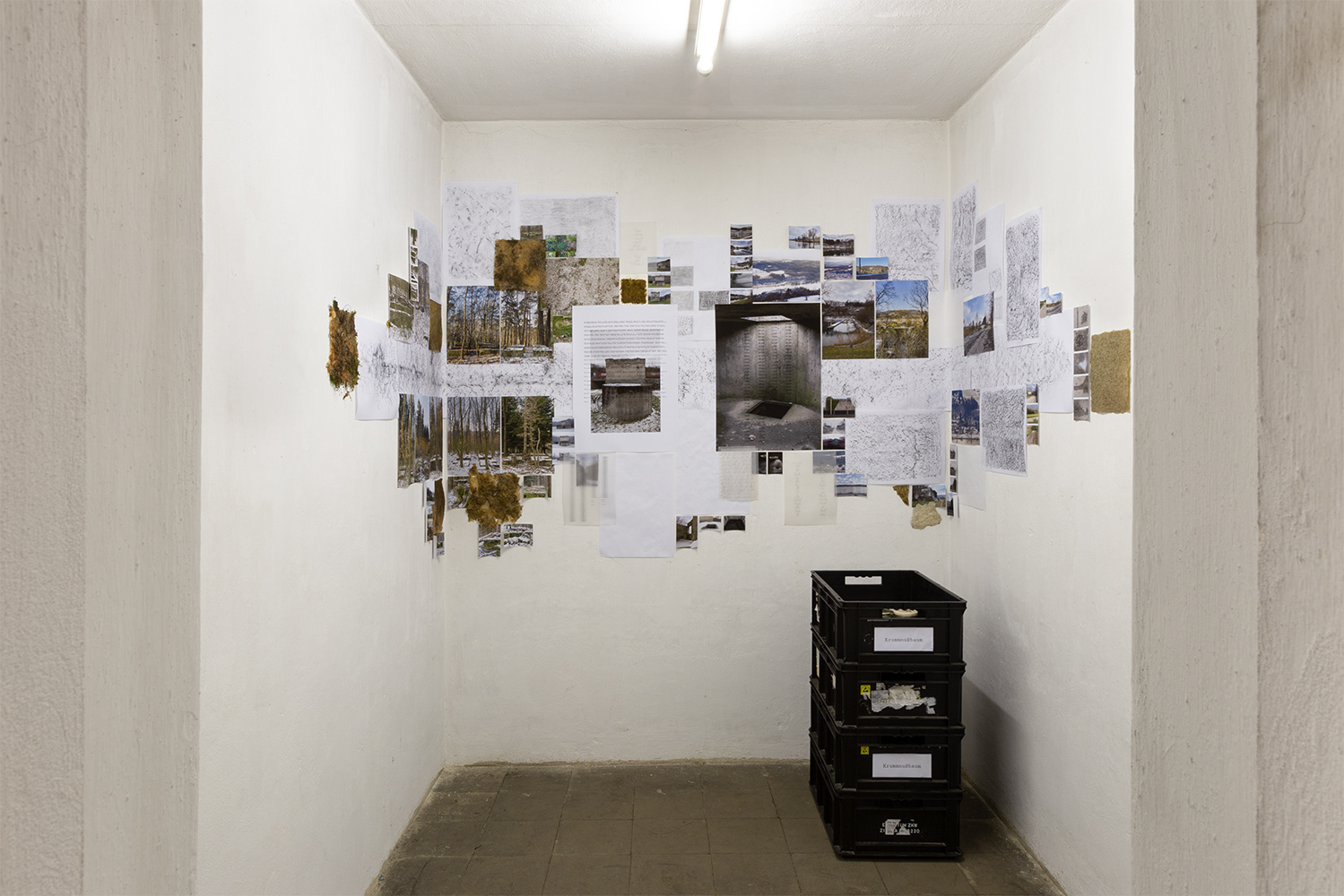 Unscheinbare Architektur (Ausstellungsansicht) / 2020-2021 / Assemblage von Fotografien, Frottagen, Latex und Objets trouvés / Beitrag in der Ausstellung „Aus der Dunkelheit“ der Künstlerischen Praxis am Institut für Kunst und Bildung der Kunstuniversität Linz im Aktenkeller, Hauplatz 6, Linz, 2021 / Assemblage: ca. 151 x 475 cm, Kisten: 82 x 40 x 60 cm
