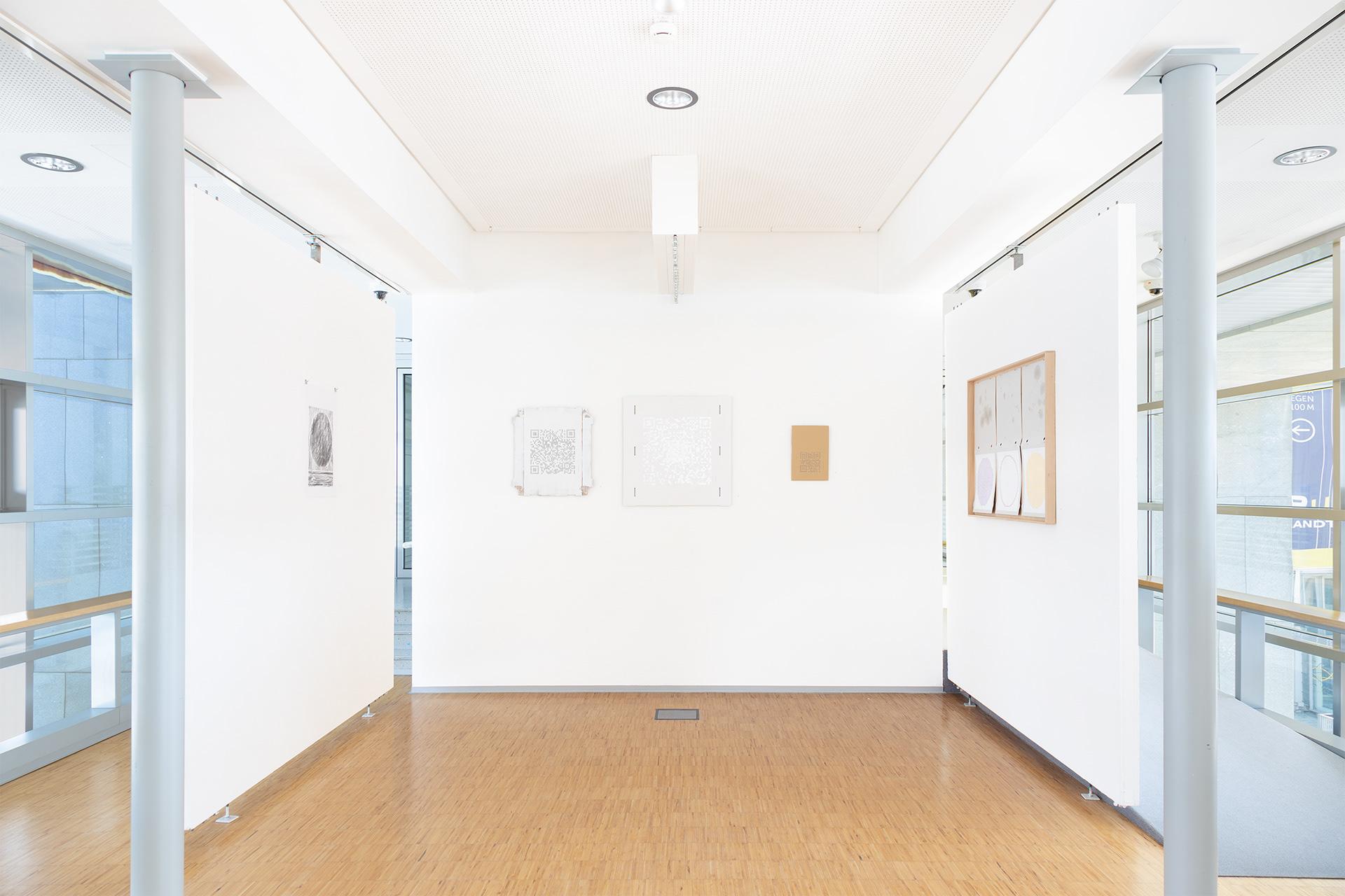 Ausstellungsansicht von li. nach re.: sole Regina (2024, Edition 2), by us (2022), Moment 22 (2022-23), Schrift (2019), Serie Re (2023-24) / Beitrag zu A MATTER OF SPACE auf der Ausstellungsbrücke im Regierungsviertel St. Pölten, 2024