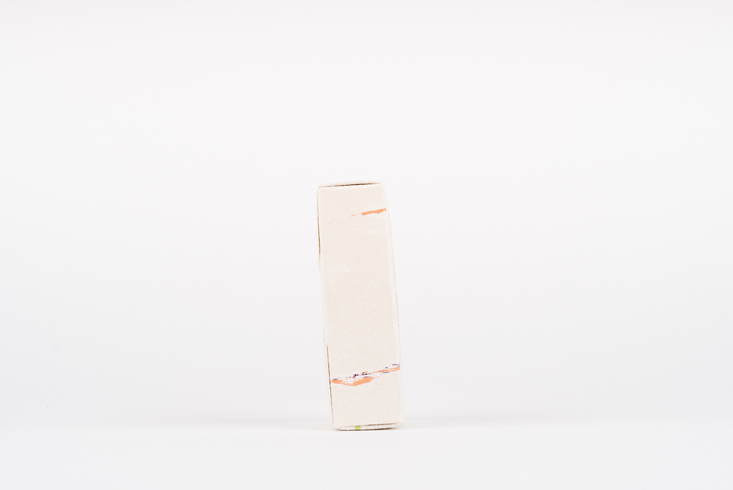 Verpackungssubjekt IV (Seitenansicht) / 2020 / Decollage / Lebensmittelverpackung, Permanentstift / ca. 8,2 x 5,2 x 2,4 cm