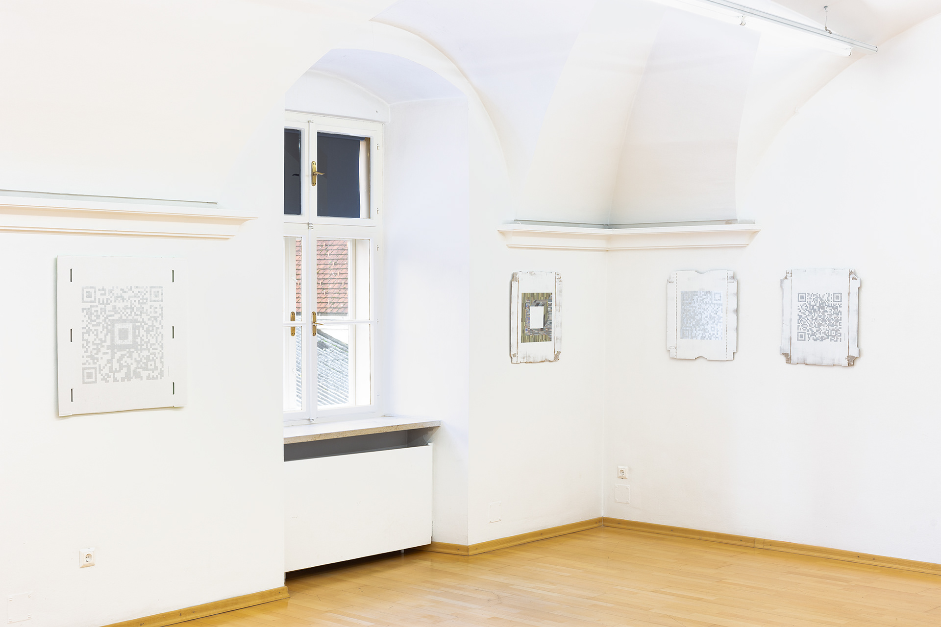 Ausstellungsansicht von li. nach re.: Moment 22 (2022-23), Binärer Raum (2022-23), Moment 21 (2021), by us (2022) / Beitrag in der „77. Jahresausstellung des St. Pöltner Künstlerbunds“ im Stadtmuseum St. Pölten, 2023