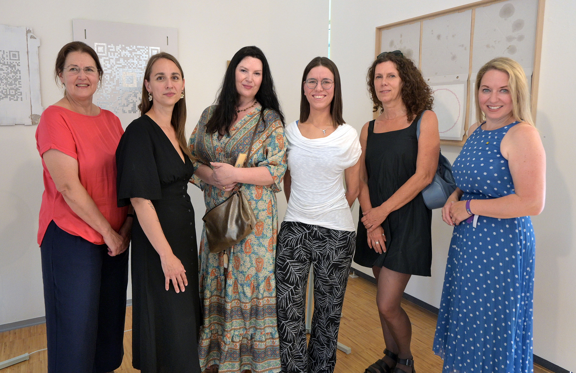 Ausstellungseröffnung „A MATTER OF SPACE“ auf der Ausstellungsbrücke, 19.06.2024 / Personen v. li. nach re.: Theresia Pumhösel (Leiterin der Ausstellungsbrücke), Anežka Jabůrková (Kunsthistorikerin), Sula Zimmerberger (Künstlerin), Sabine Watschka (Künstlerin), Karin Maria Pfeifer (Künstlerin) und Silke Dammerer (Abgeordnete zum NÖ Landtag) / © Ausstellungsbrücke
