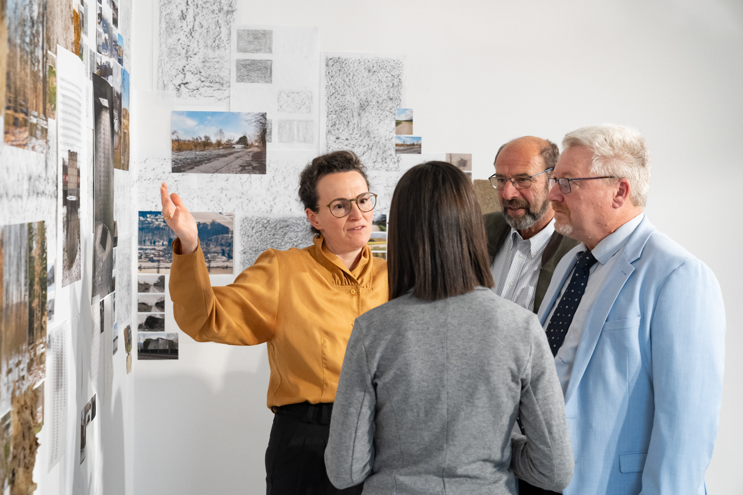 Finissage der Ausstellung „Unscheinbare Architektur“ im Museum Erlauf Erinnert, 08.05.2024 / Personen v. li. nach re.: Katrina Petter (Leitung KOERNOE), Sabine Watschka (Künstlerin), Franz Freitag (Vbgm Erlauf) und Michael Schrabauer (gfGR Erlauf) / © watschka.creative
