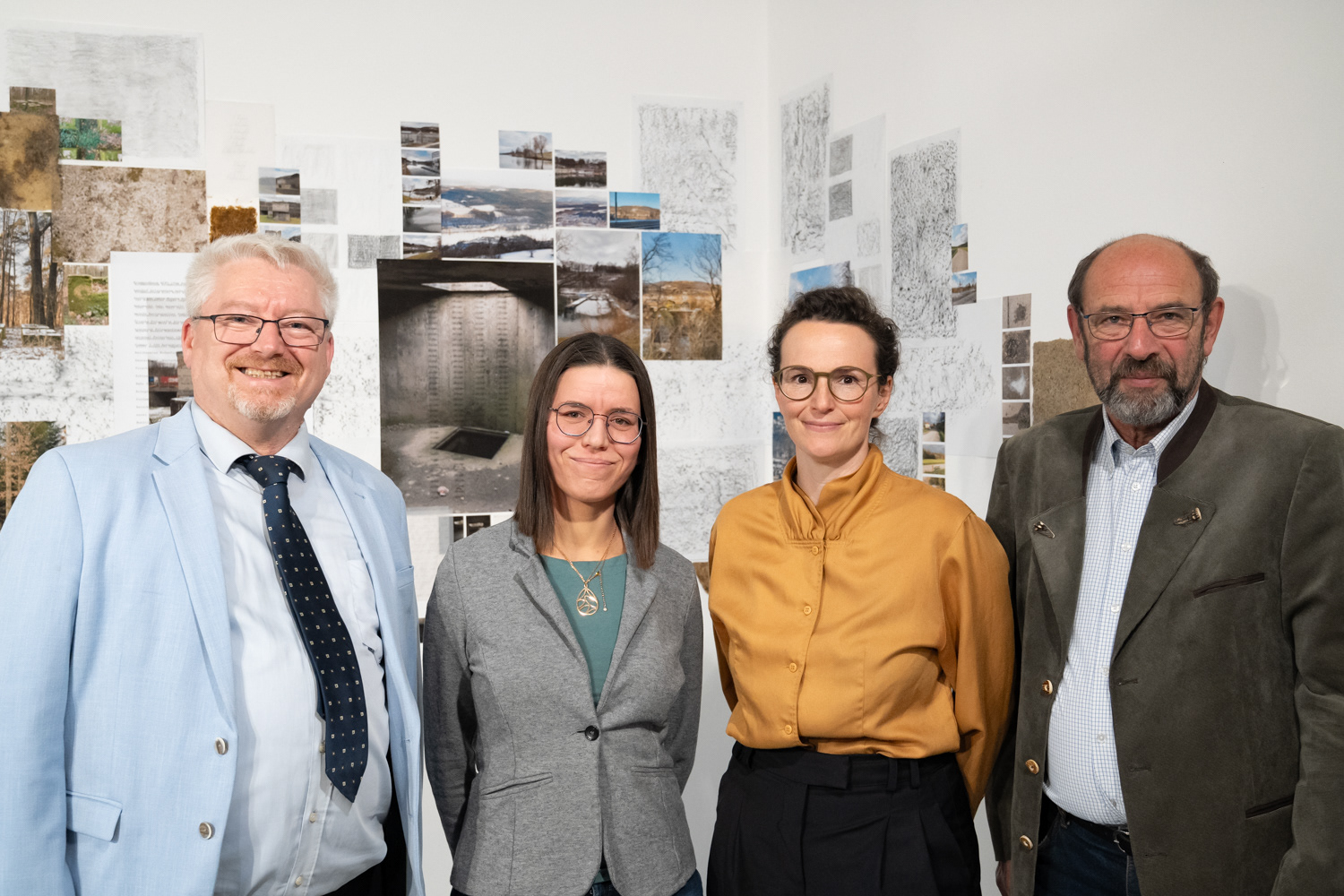 Finissage der Ausstellung „Unscheinbare Architektur“ im Museum Erlauf Erinnert, 08.05.2024 / Personen v. li. nach re.: Michael Schrabauer (gfGR Erlauf), Sabine Watschka (Künstlerin), Katrina Petter (Leitung KOERNOE) und Franz Freitag (Vbgm Erlauf) / © watschka.creative