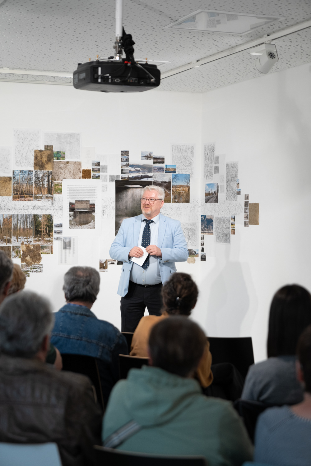 Finissage der Ausstellung „Unscheinbare Architektur“ im Museum Erlauf Erinnert, 08.05.2024 / Begrüßung und Eröffnung durch Michael Schrabauer (gfGR Erlauf) / © watschka.creative