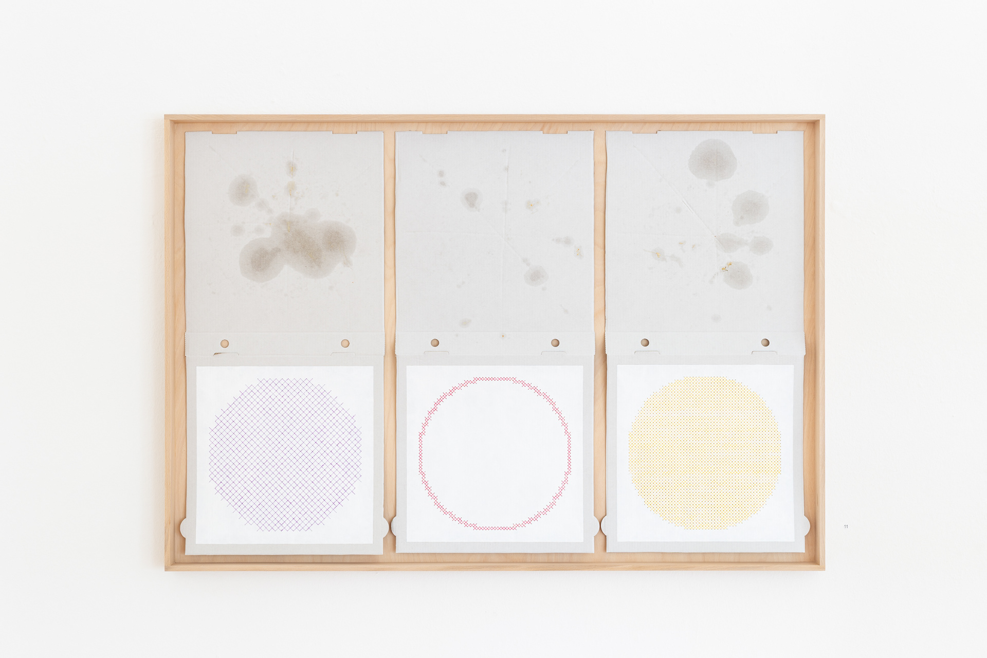 Serie Re (Marinara, Pugliese, Regina) / 2023-24 / Collage, Stickerei / Fäden (aufgetrennte Lebensmittelnetze), Bleistift, teilweise grundierte Pizzaschachteln, Buchenholz / 81,7 x 118 x 4,4 cm