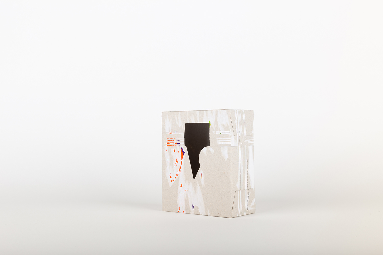 Verpackungssubjekt III (Dreiviertelansicht) / 2020 / Decollage / Lebensmittelverpackung, Permanentstift / 15 x 12,5 x 6,3 cm