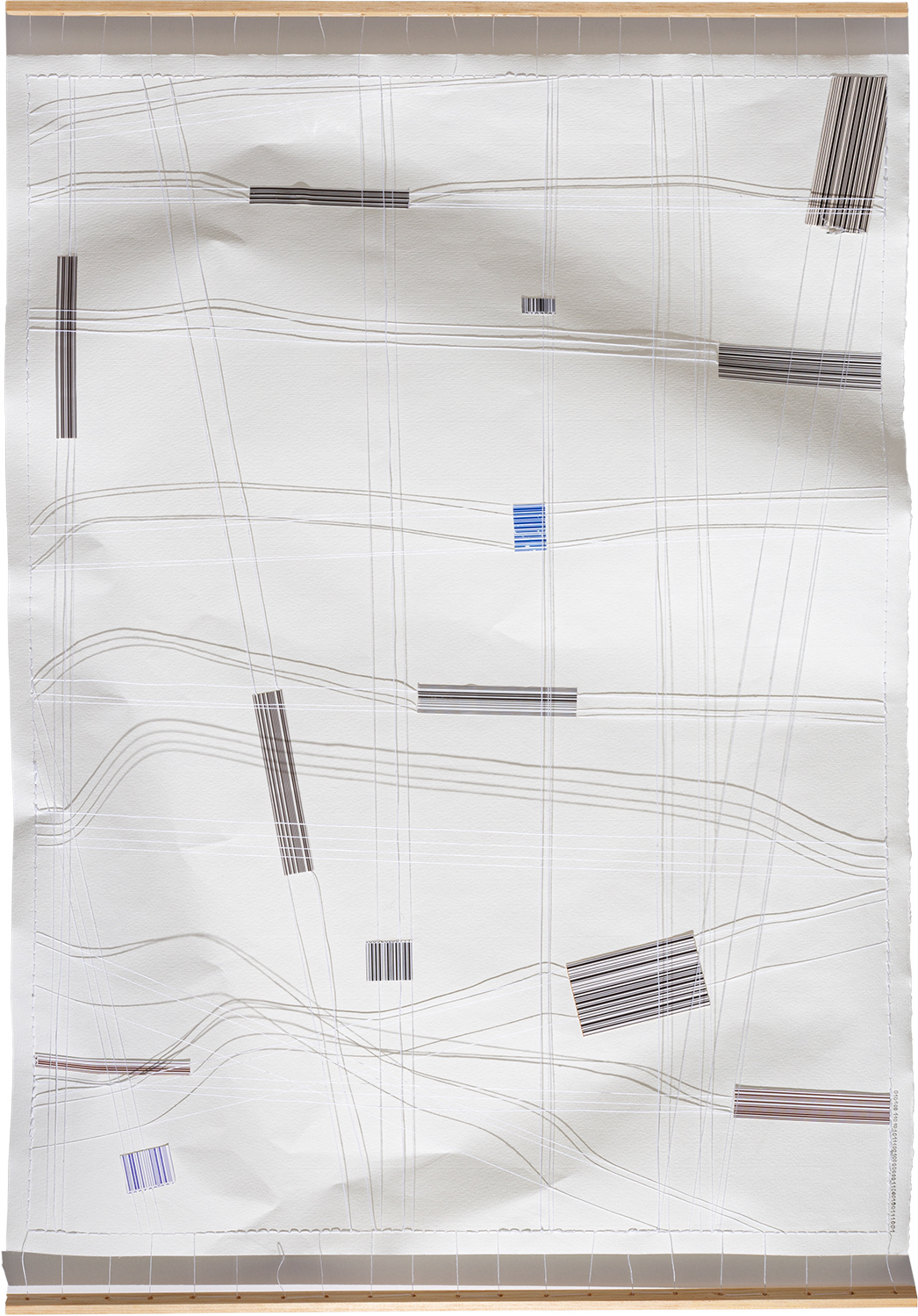 Vernetzte Warenwelt 01.19 / 2019 / Fadenverspannungen, Collage / Fäden, Barcodes (Lebensmittelverpackungen), Permanentstift, Holz, Papier / ca. 60,5 x 42 cm