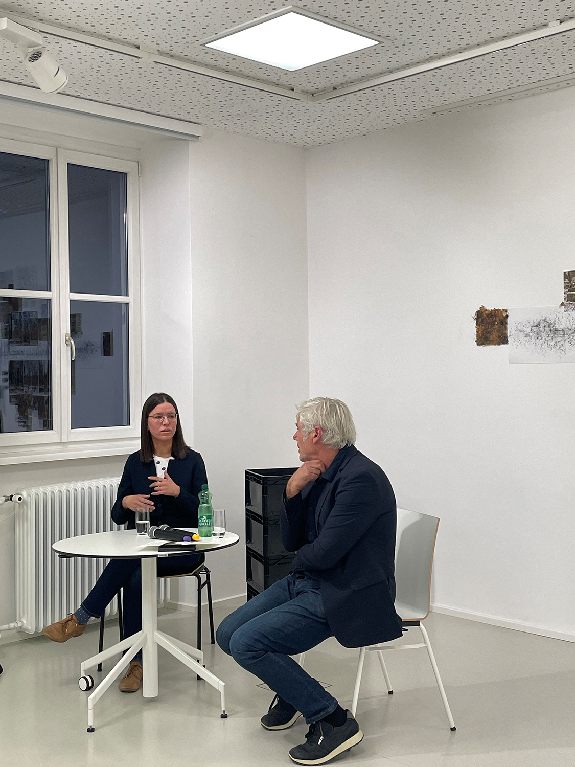 Ausstellungseröffnung „Unscheinbare Architektur“ im Museum Erlauf Erinnert, 19.10.2023 / Personen v. li. nach re.: Sabine Watschka (Künstlerin) und Hubert Lobnig (Universitätsprofessor Kunstuniversität Linz) / © Katrina Petter