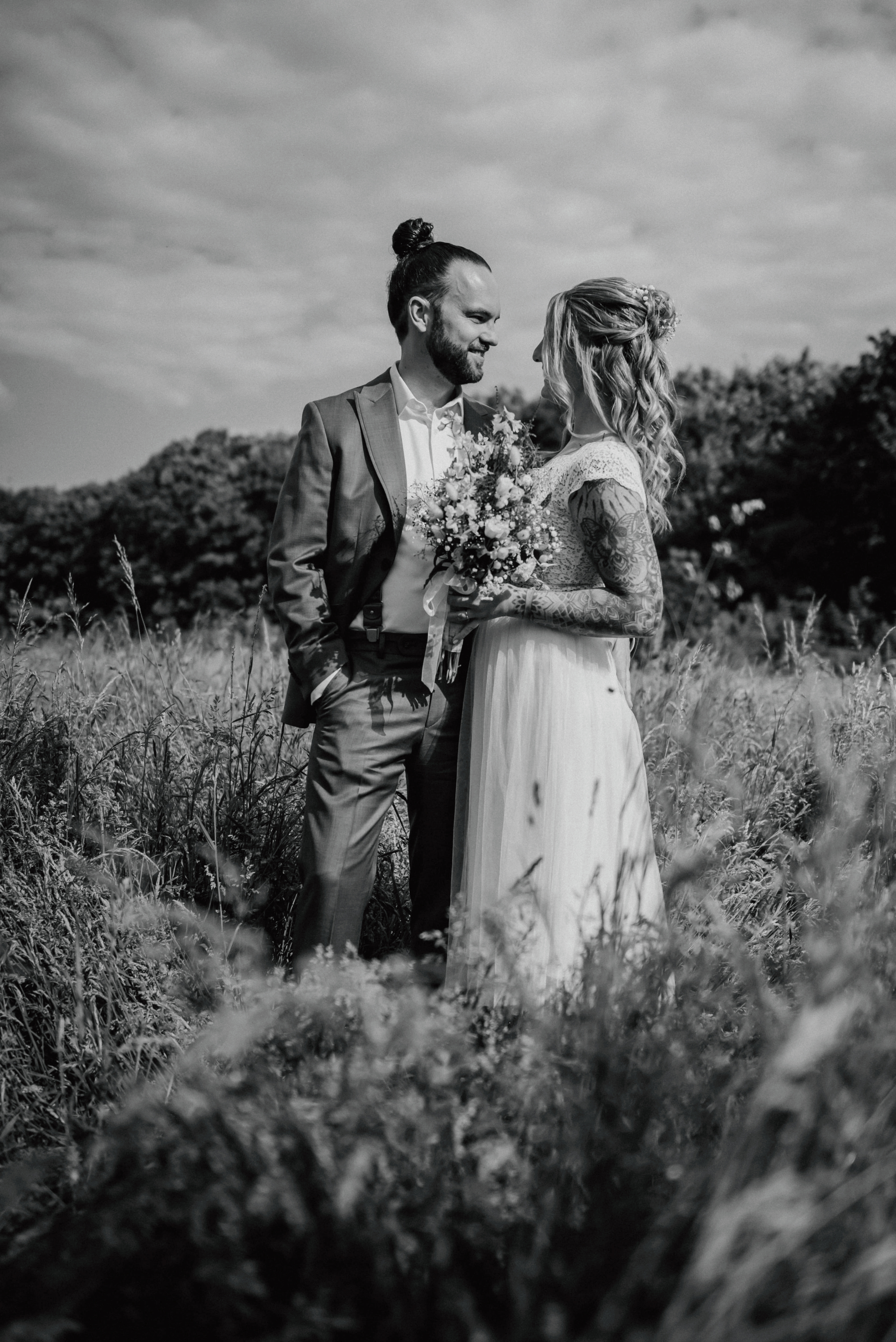 Braut und Bräutigam im Feld
