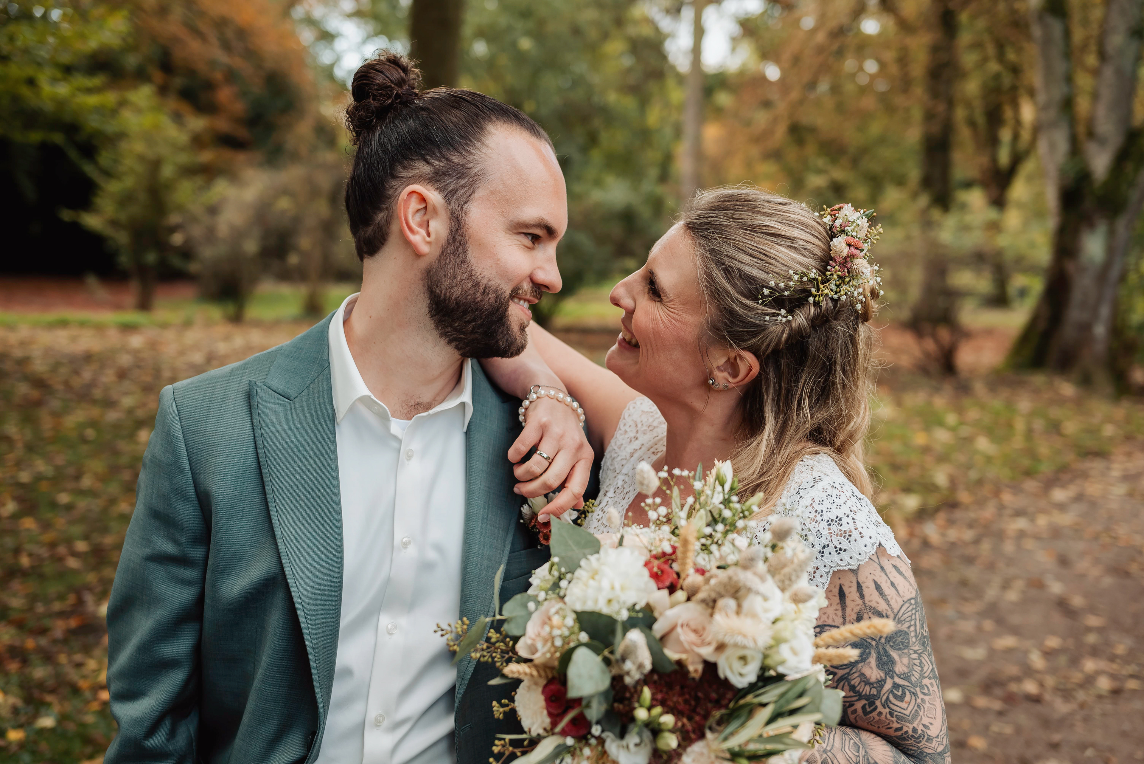 Braut lächelt Bräutigam an