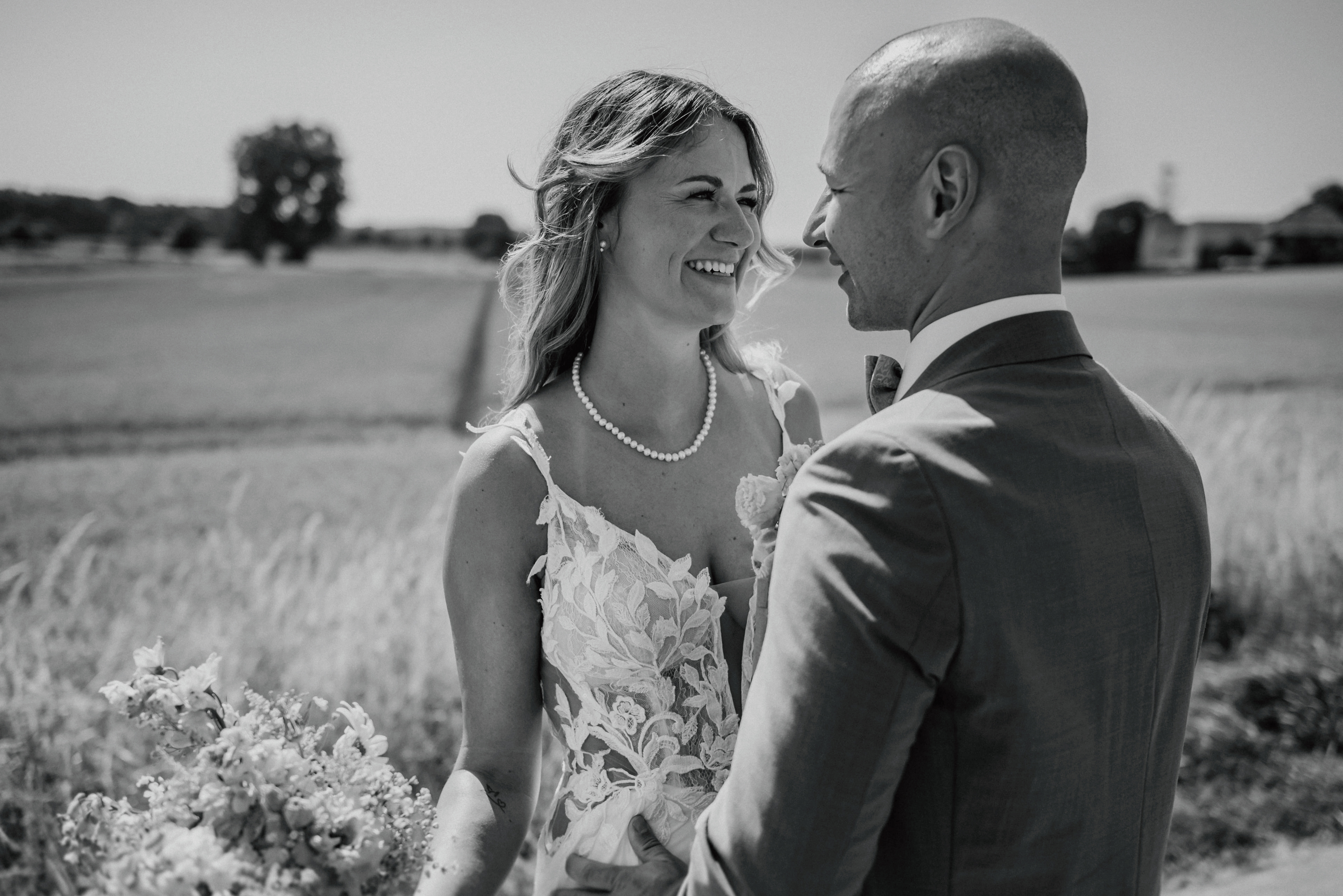 Brautpaar lacht sich an