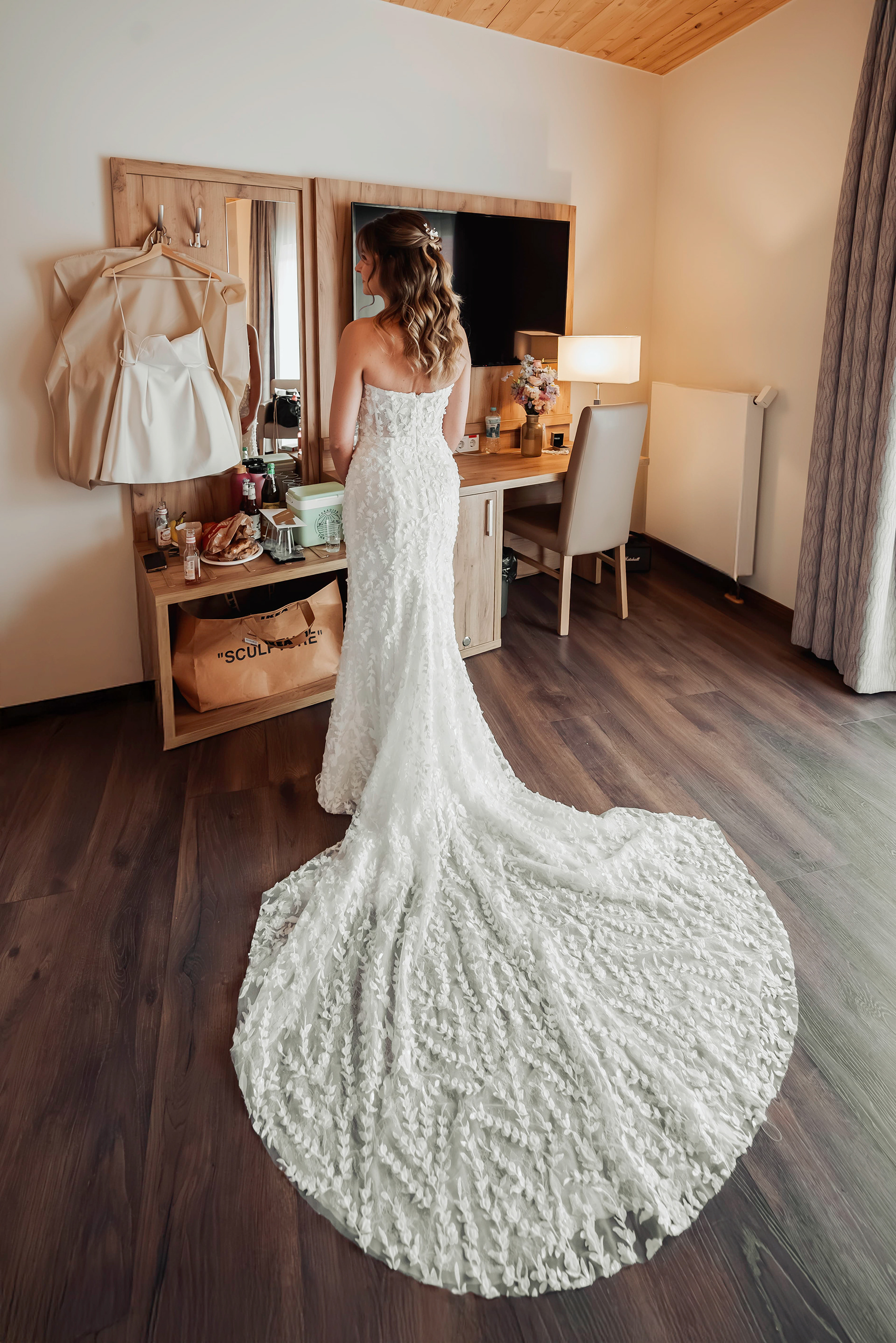 Getting Ready Landgut am Hochwald Hotelzimmer mit Braut