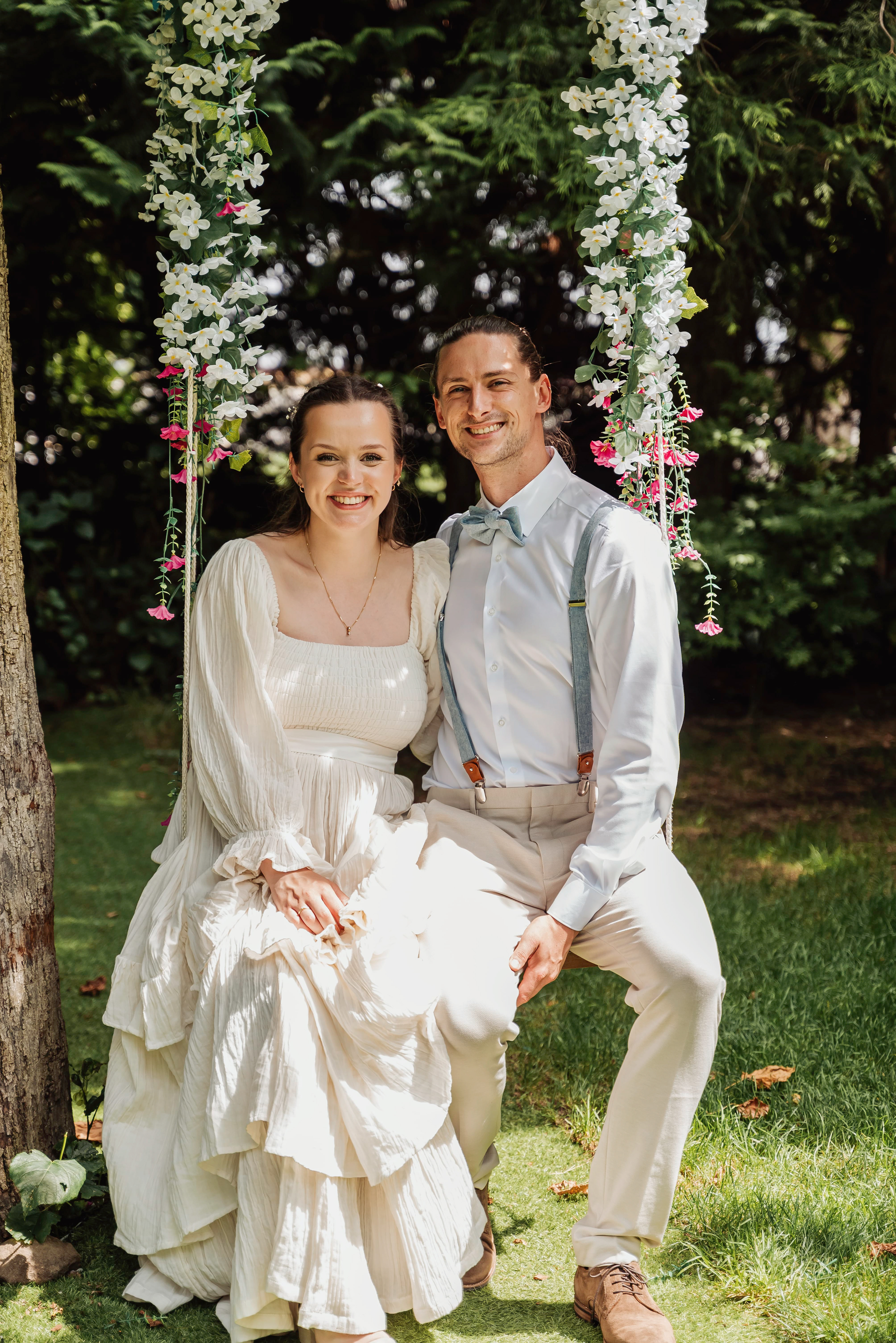 Brautpaar auf einer Schaukel