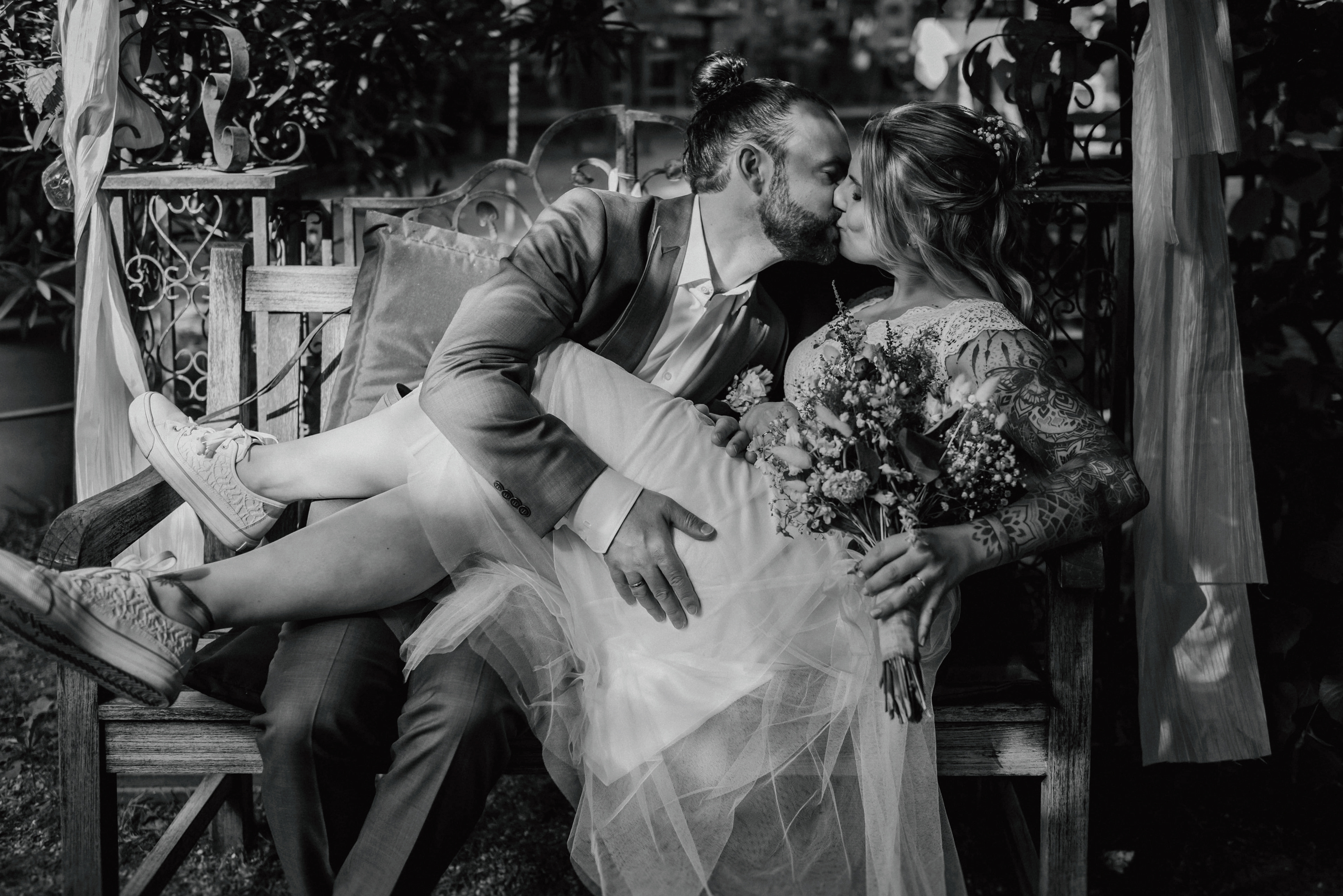 Braut auf einer Bank Küssen sich