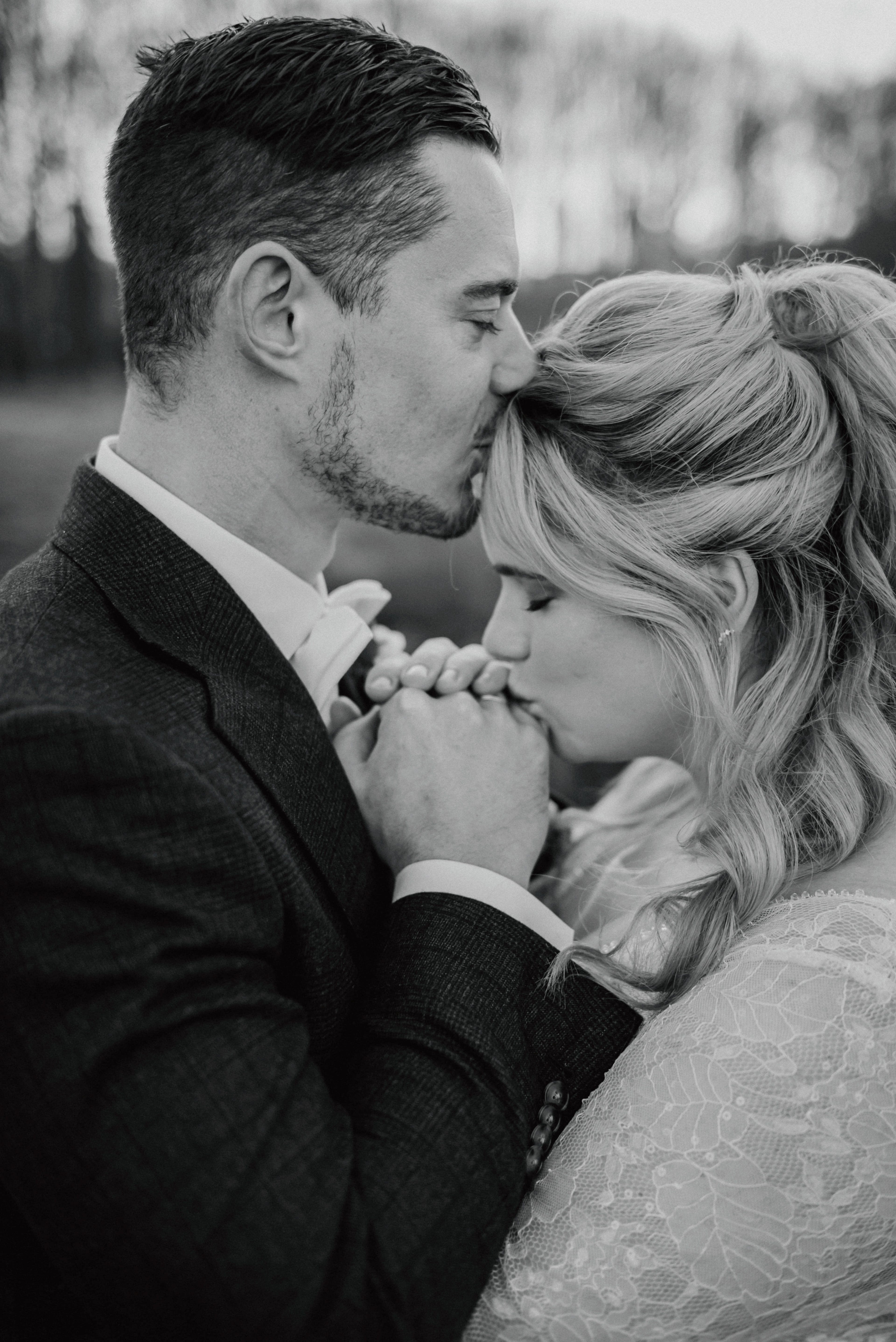 Bräutigam küsst Braut auf die Stirn