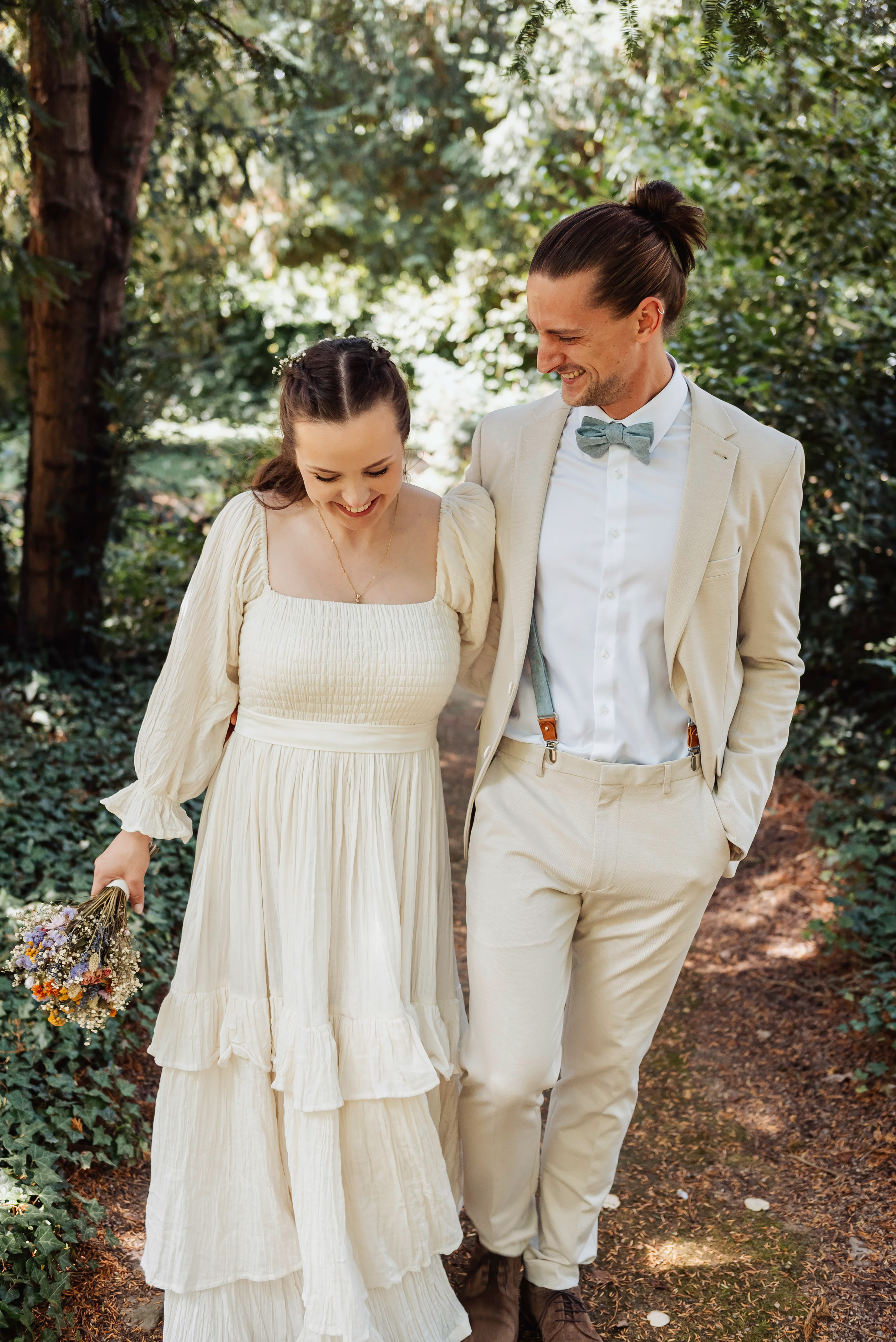 Brautpaar spazieren im Wald