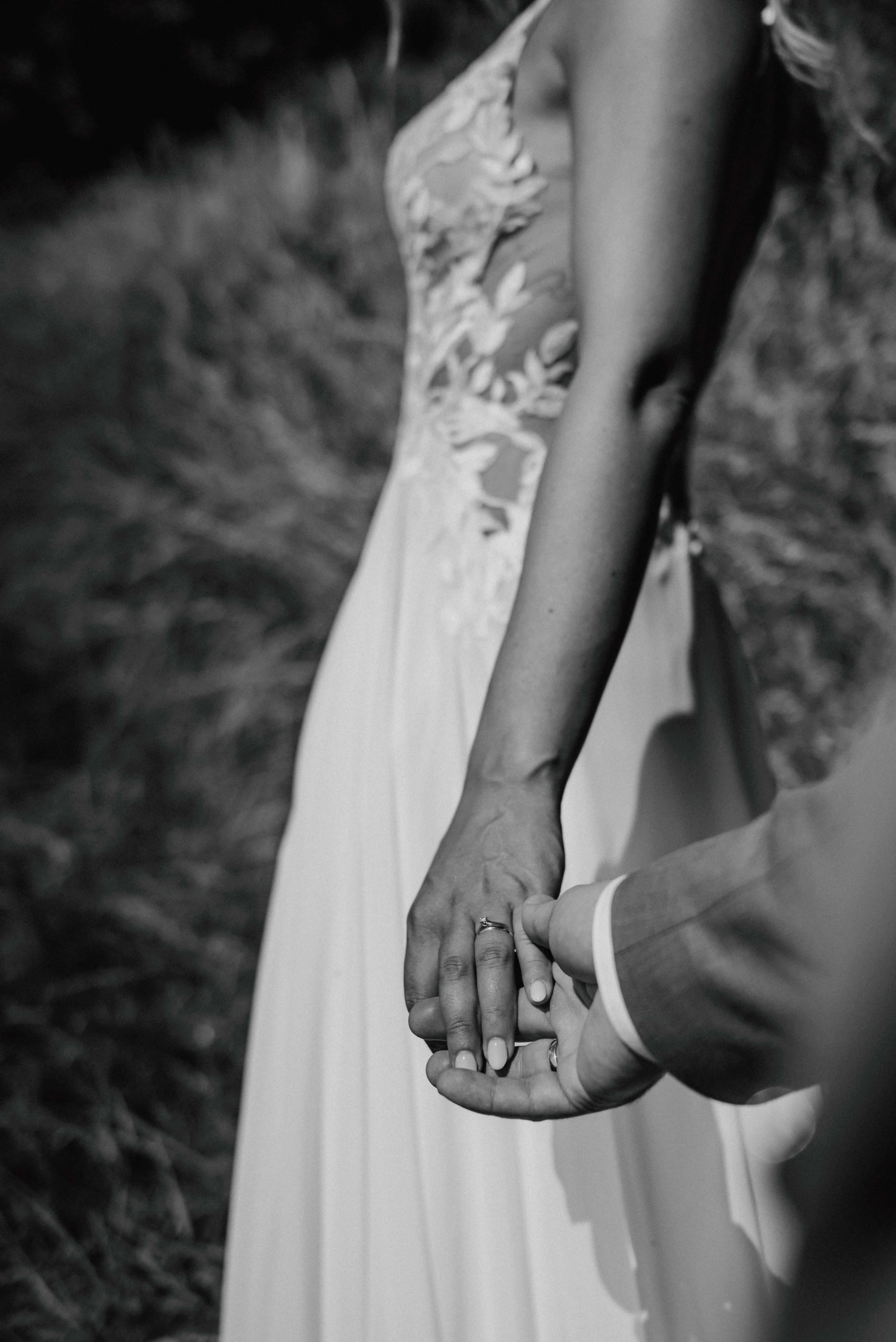 Brautpaar hält Hand mit Ring