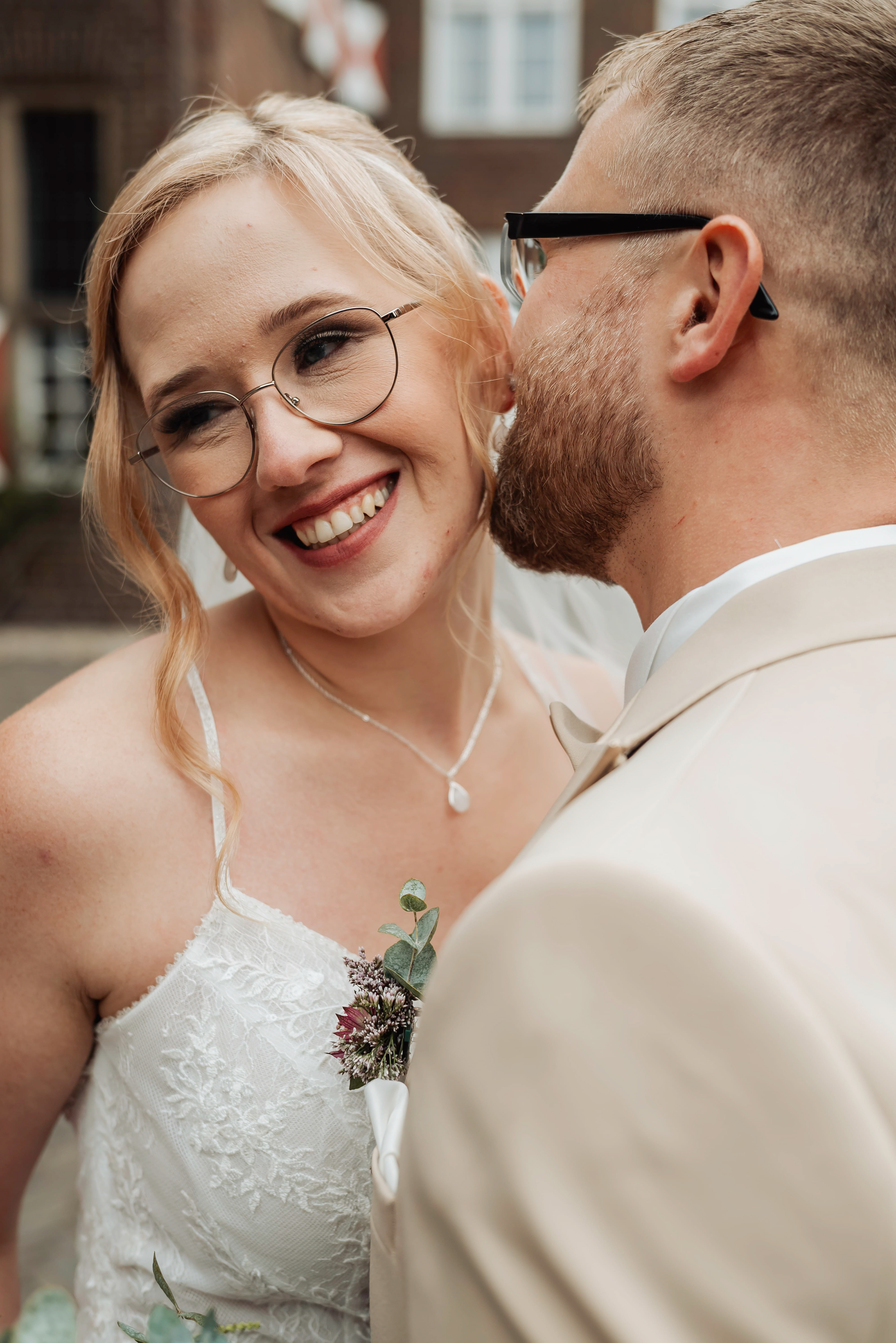 Bräutigam Küsst Braut auf die Wange