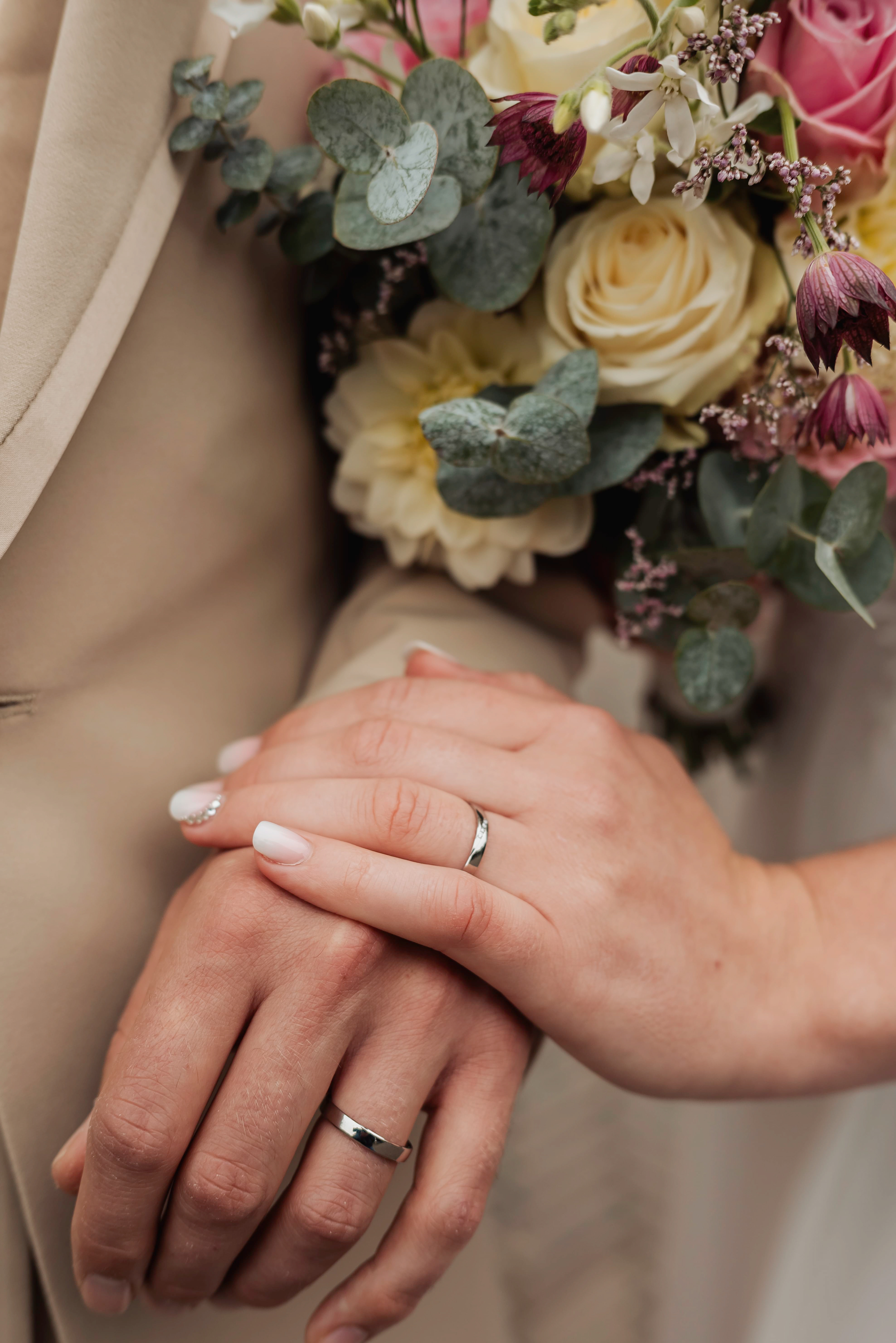 Hände und Ringe vom Brautpaar