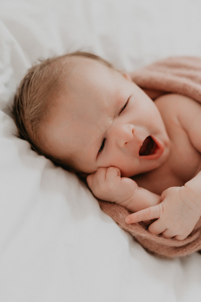 nouveau né paris Laval qui baille cocon Cocoon bebe naissance portrait bébé dodo dormir lumière naturelle rose blanc