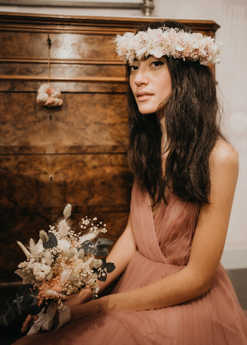Portrait mariée originale | Robe rose poudré | Fleurs séchées