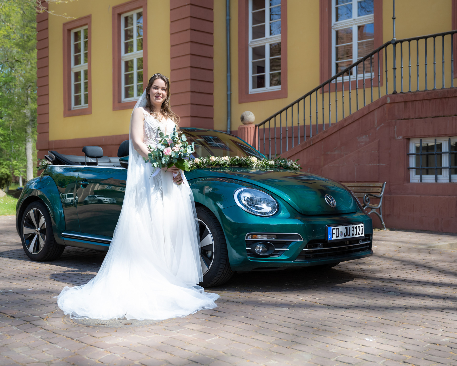 Braut mit dem hochzeit Auto