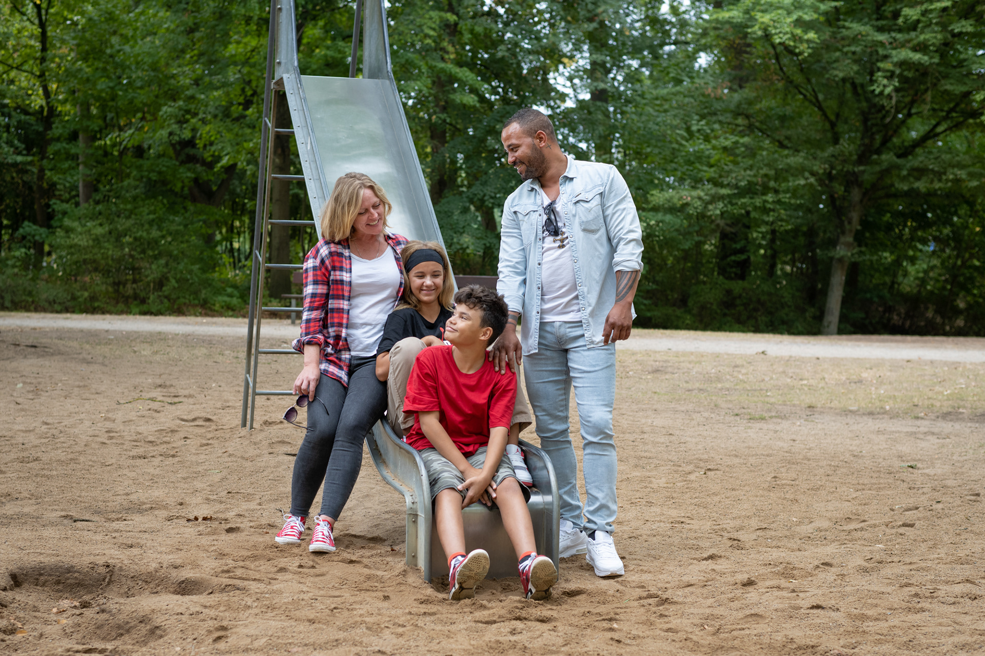 Famile auf dem Spielplatz