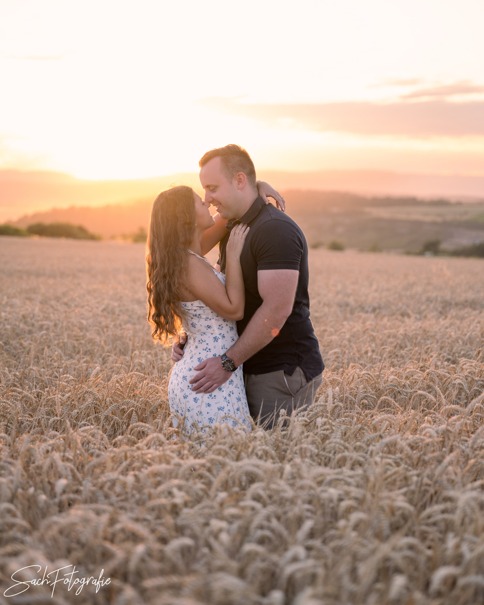 Weizenfelder, Sonnenuntergang und romantisches Paar