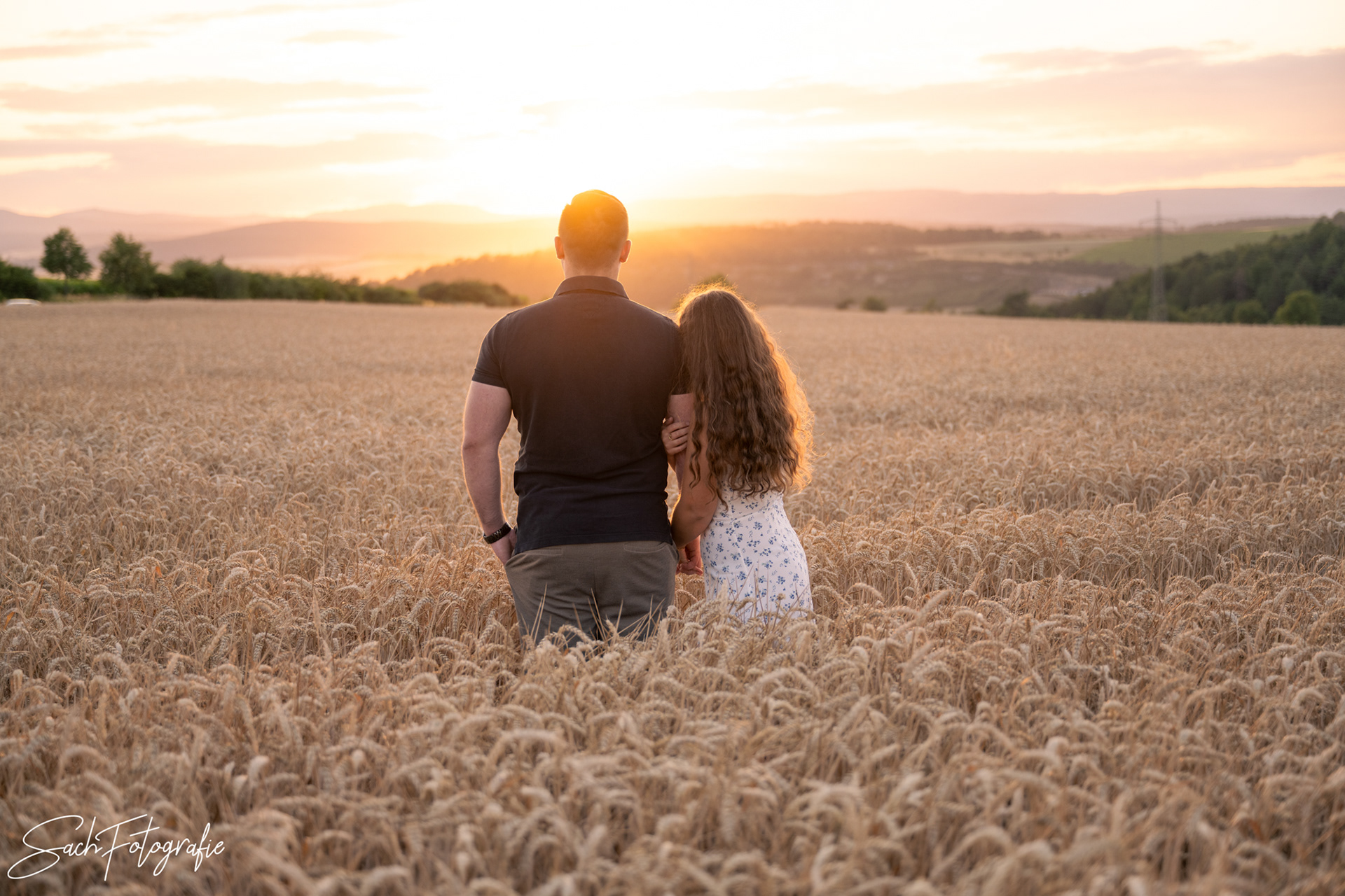 Weizenfelder, Sonnenuntergang und romantisches Paar