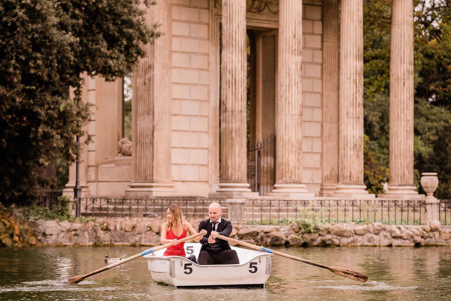 Foto di coppia in autunno a Roma - Villa Borghese