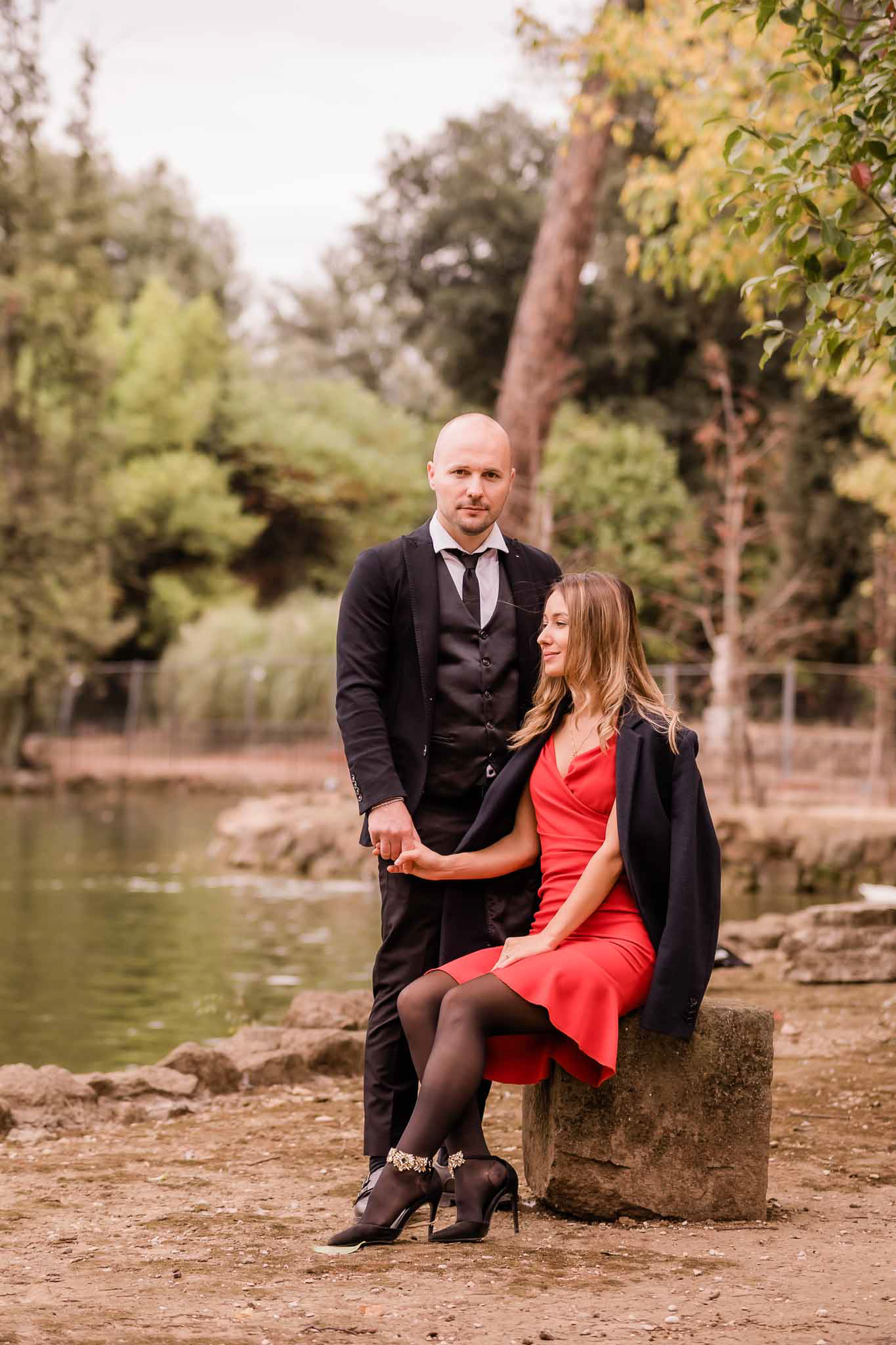 Foto di coppia in autunno a Roma - Villa Borghese