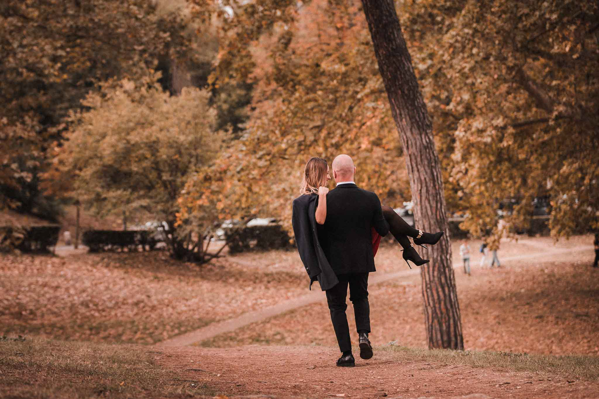 Foto di coppia in autunno a Roma - Villa Borghese