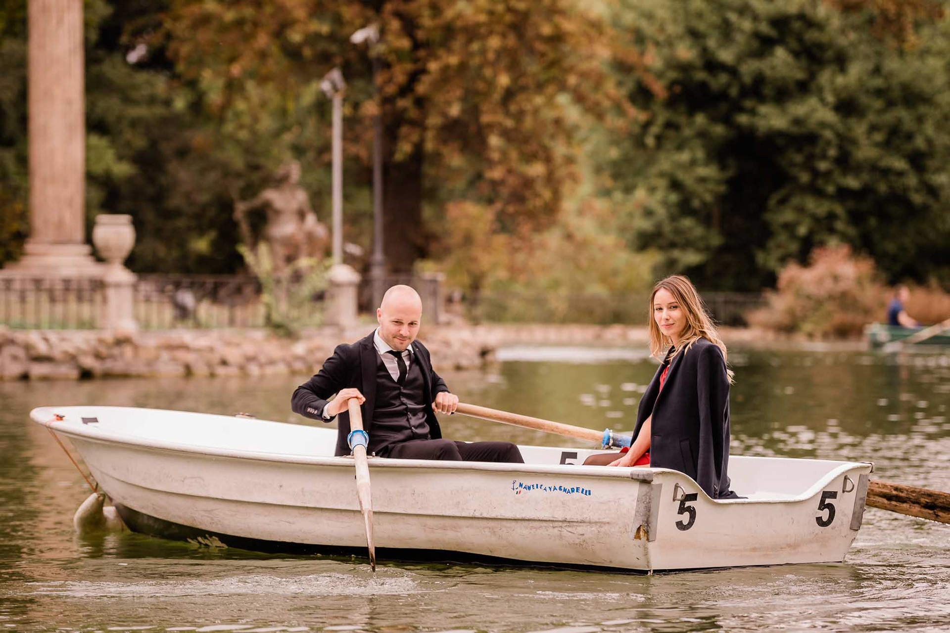 Foto di coppia in autunno a Roma - Villa Borghese
