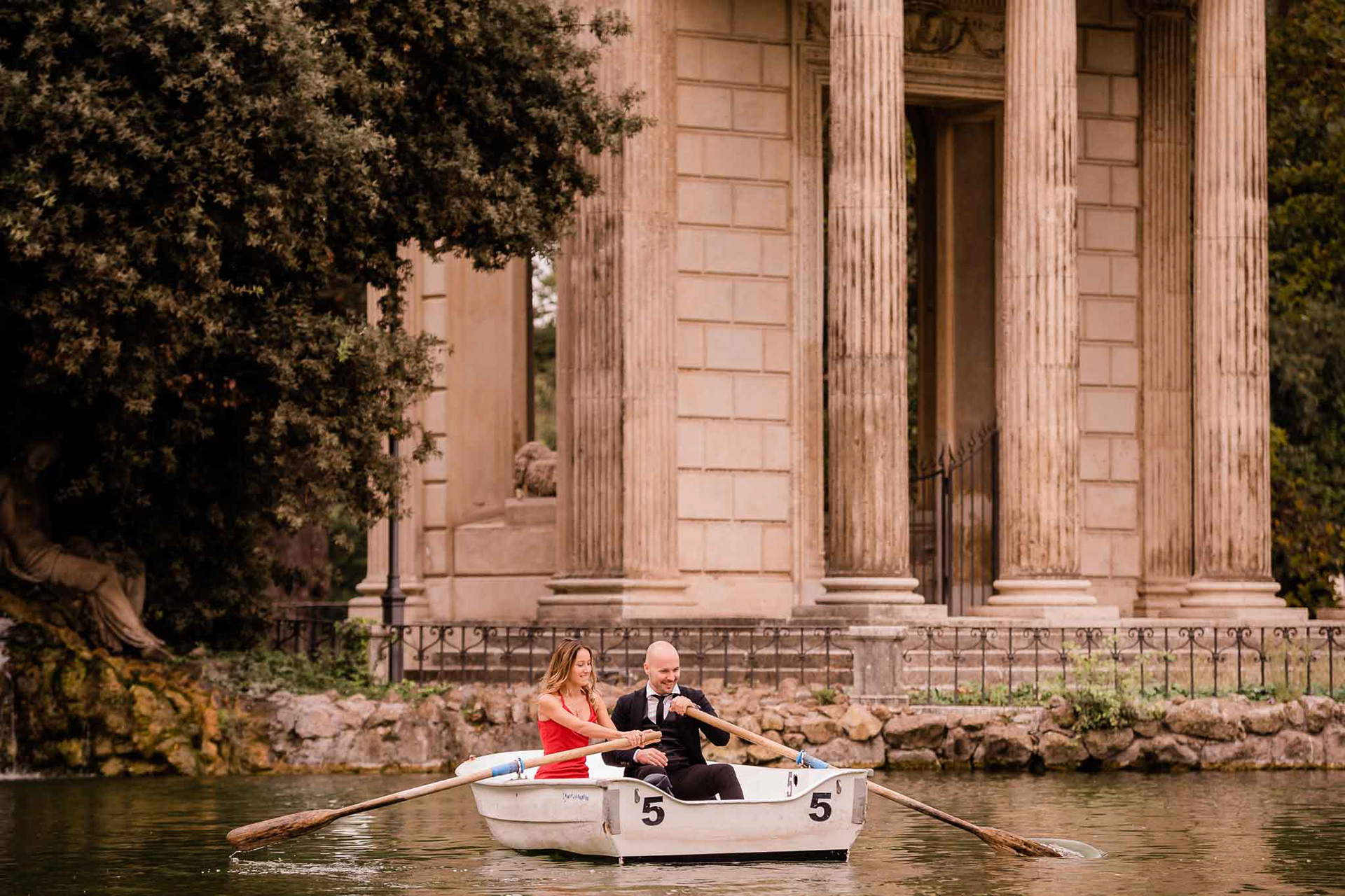 Foto di coppia in autunno a Roma - Villa Borghese