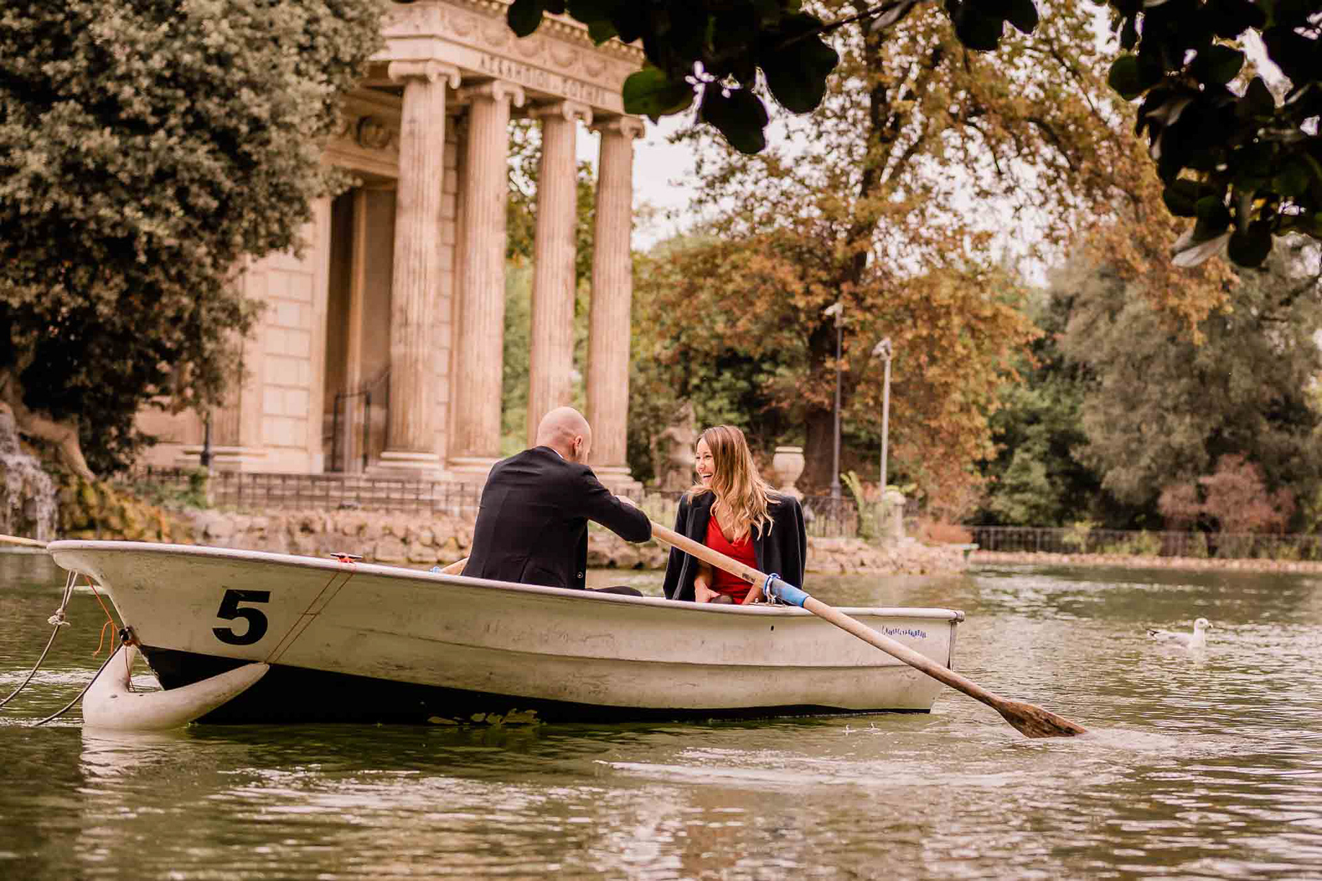 Foto di coppia in autunno a Roma - Villa Borghese