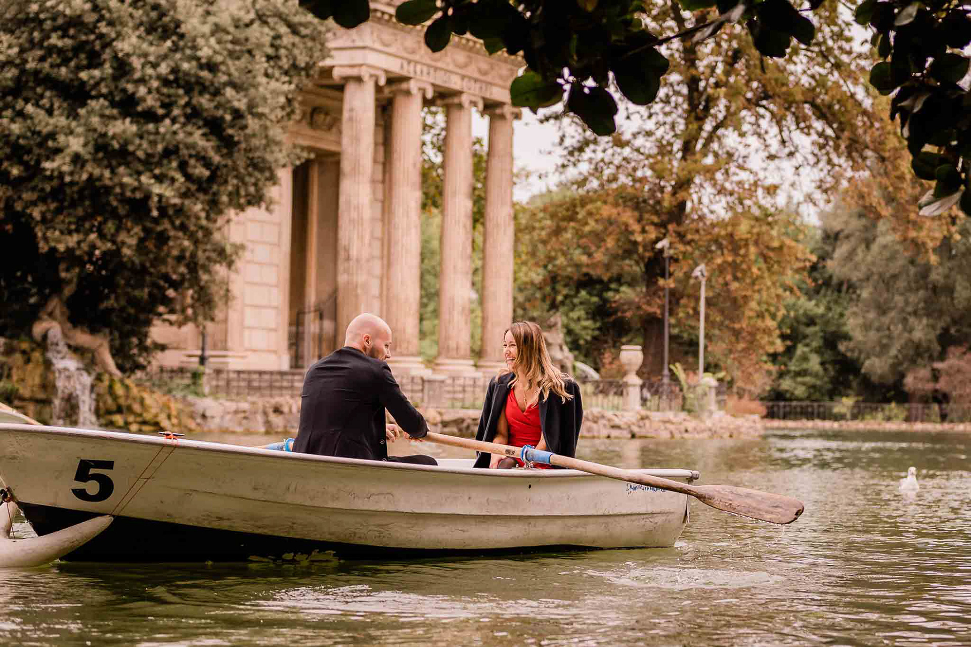 Foto di coppia in autunno a Roma - Villa Borghese