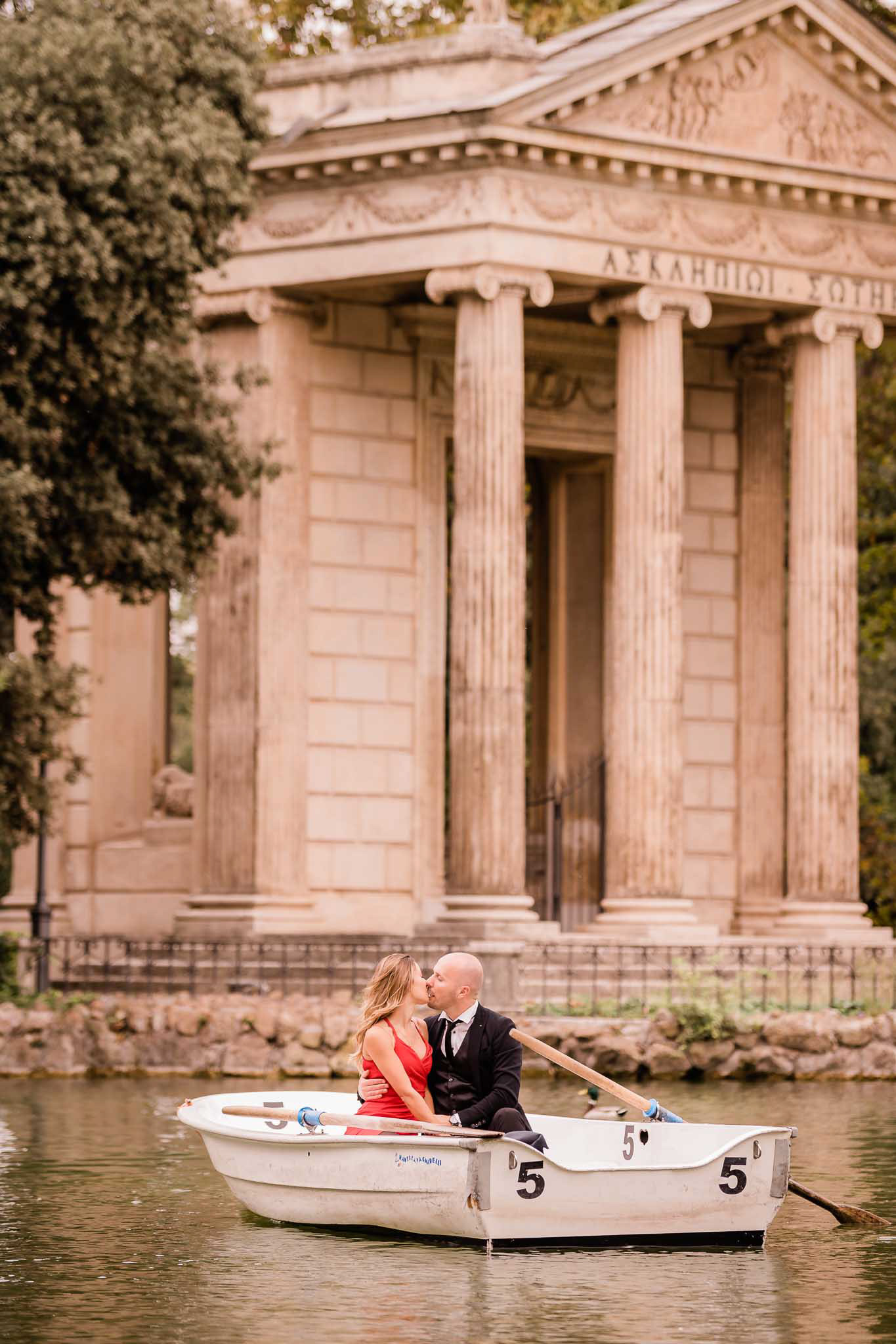 Foto di coppia in autunno a Roma - Villa Borghese