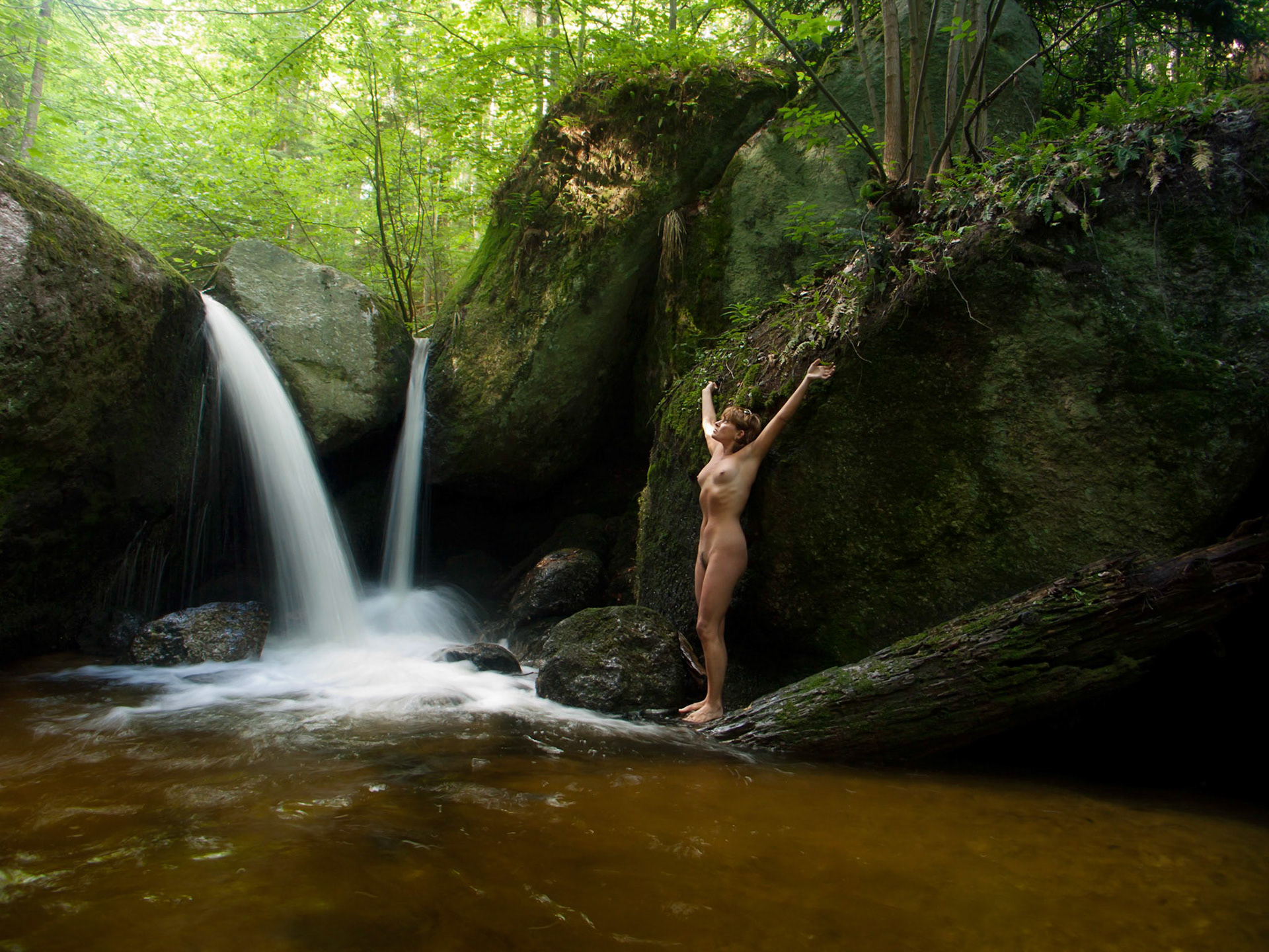 Wellnessakt vor Doppelwasserfall in der Ysperklamm des Waldviertels