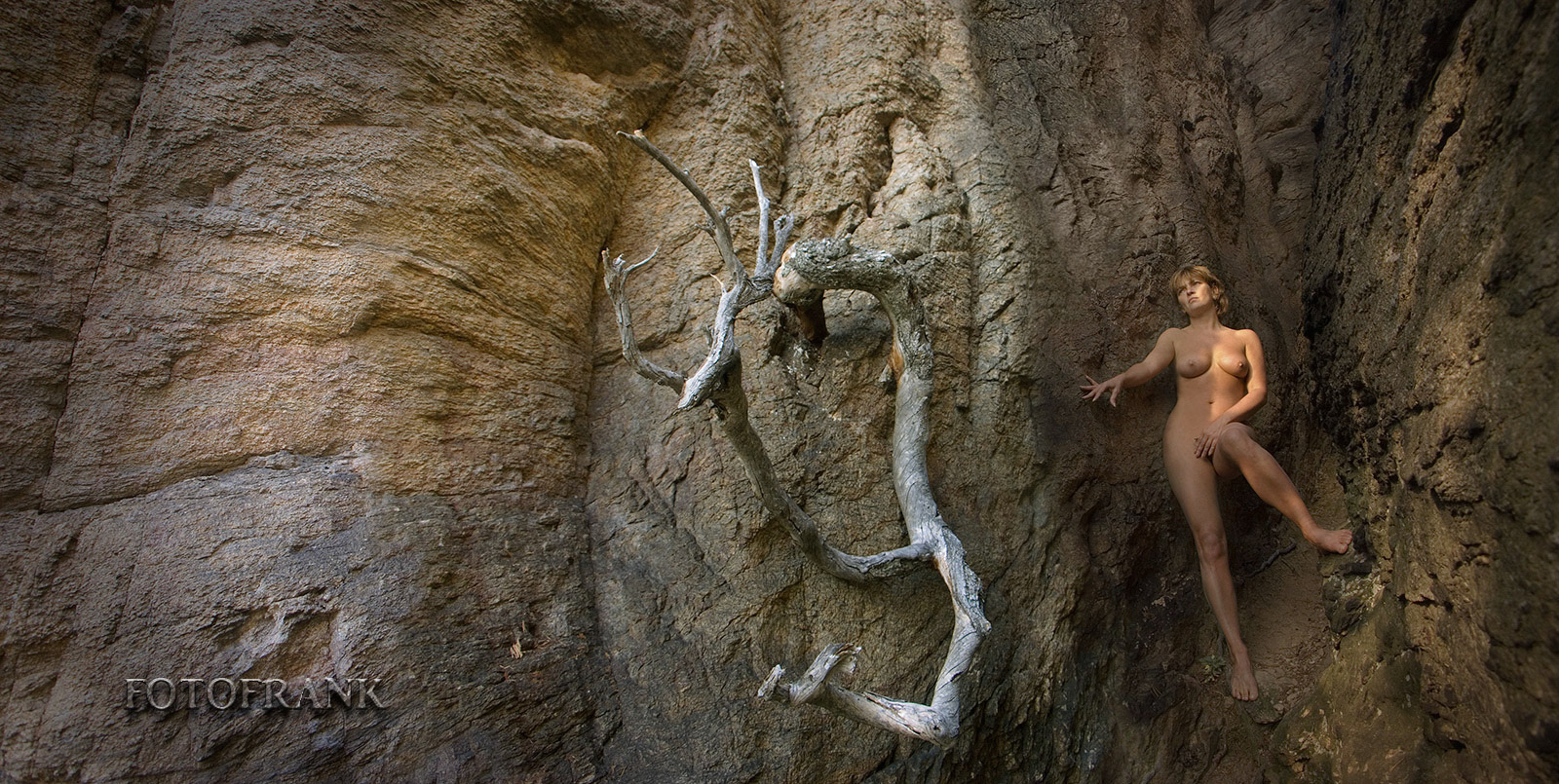 Frauenakt in der Felsenschlucht